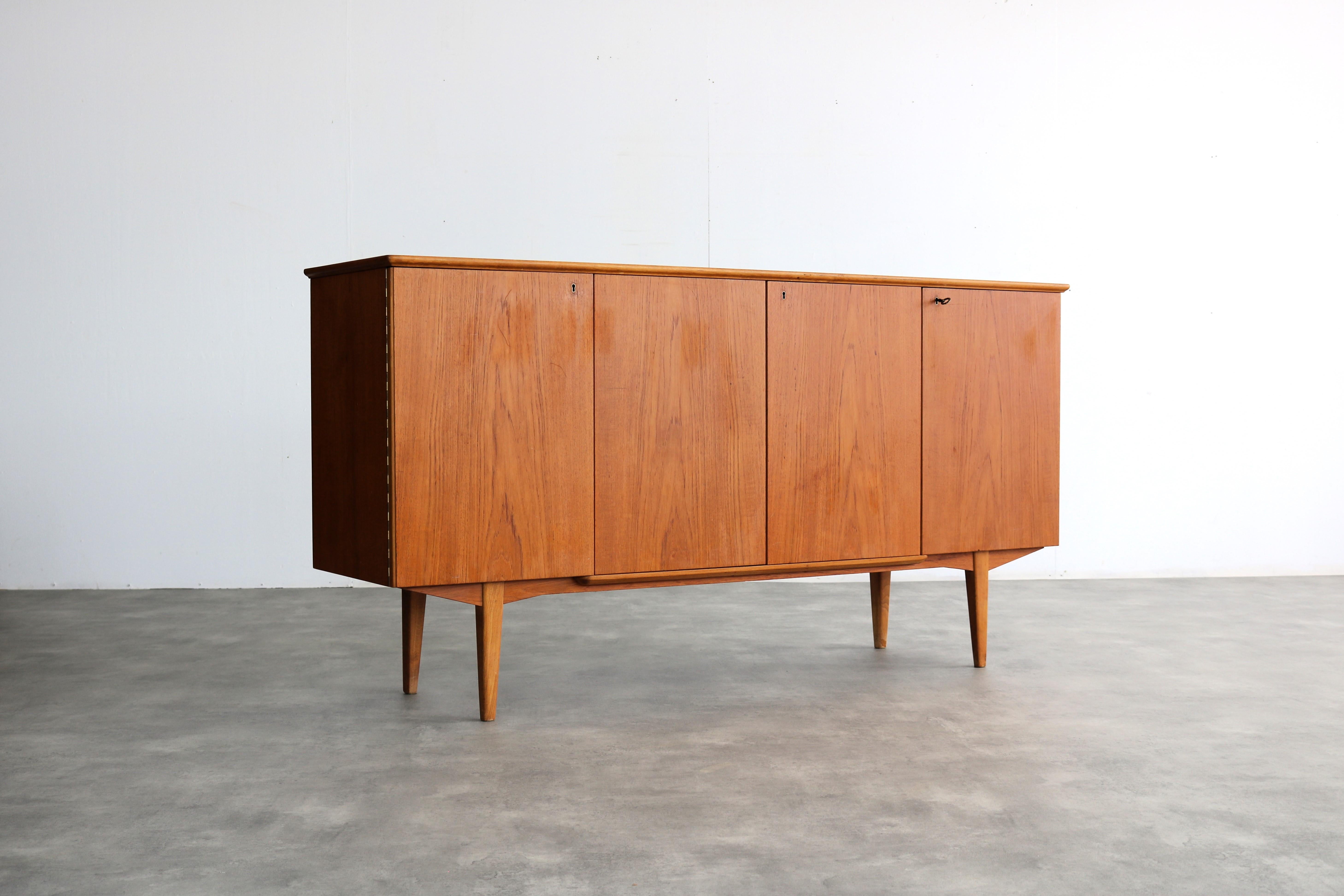 vintage sideboard | dresser | 60s | Swedish

period | 60's
designs | unknown | Sweden
conditions | good | light signs of use
size | 90 x 173 x 45 (hxwxd)

details | teak; oak;

article number | 2112