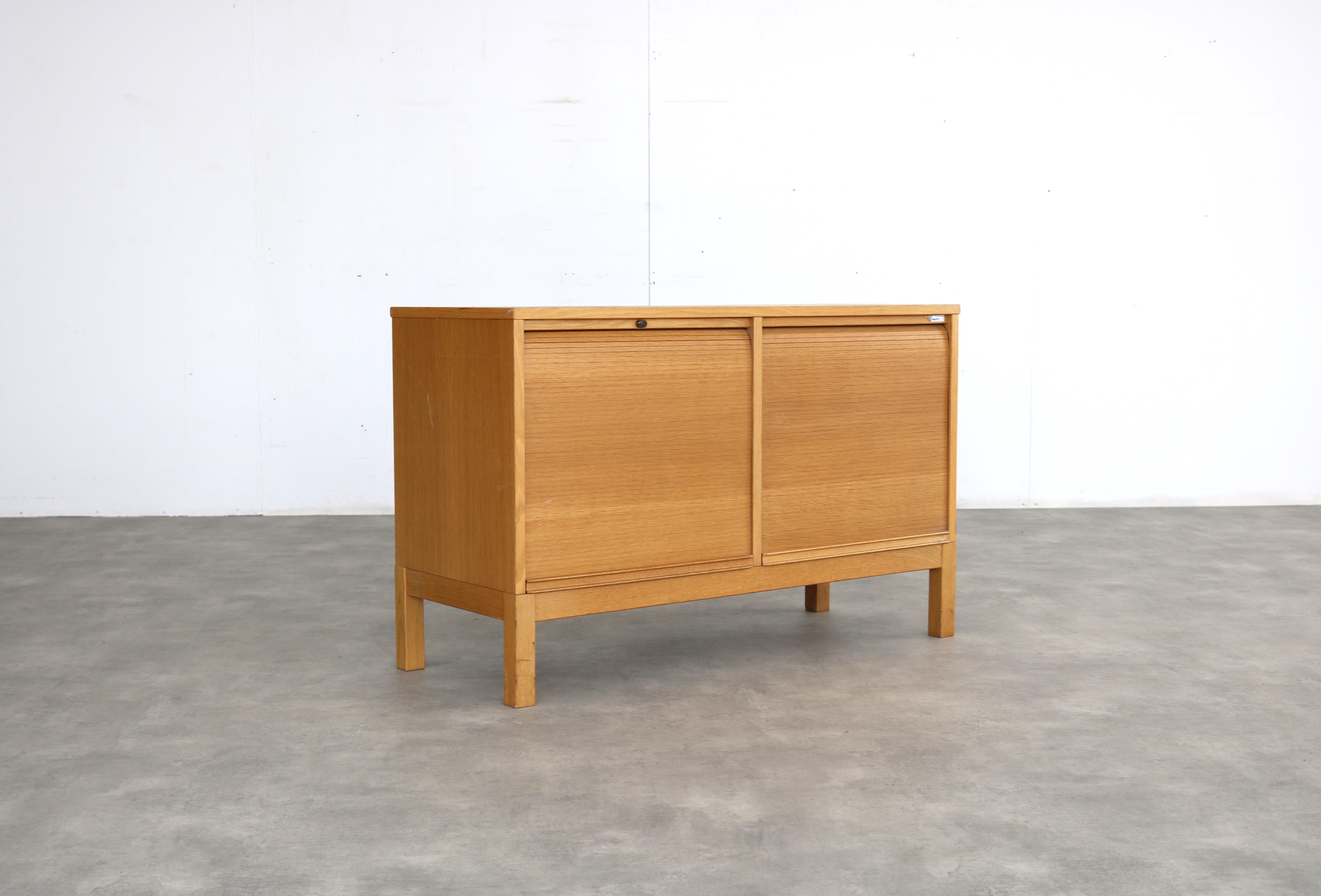 buffet vintage  classeur  70's  Kinnarps

période  70s
Design/One  Kinnarps  Suède
condition  bon  légers signes d'utilisation  la clé est manquante
taille  66 x 104 x 41 (hxwxd)

détails  chêne ; portes tambour ;

numéro d'article  2403
