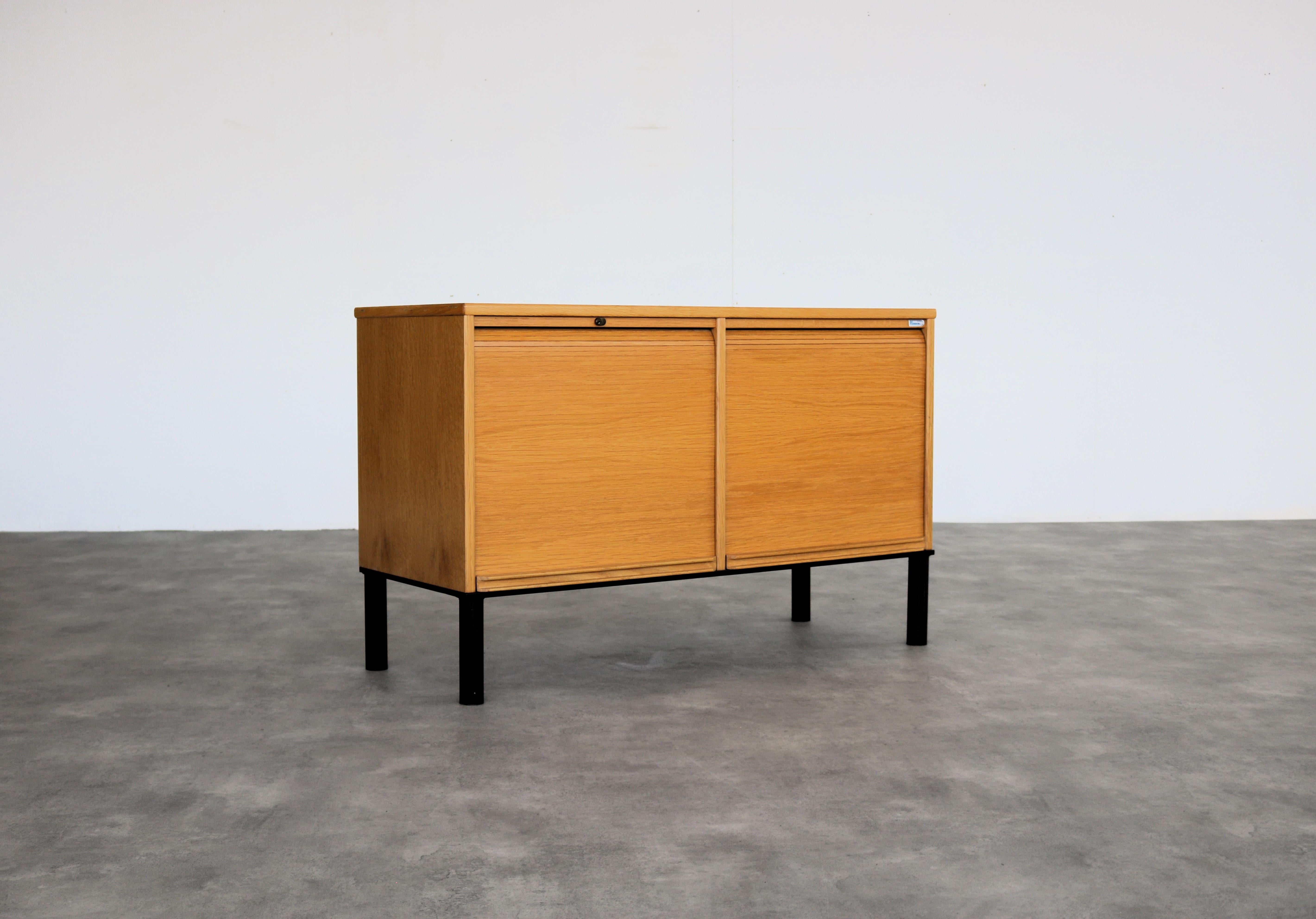 buffet vintage  classeur  70's  Kinnarps

période  70s
Design/One  Kinnarps  Suède
condition  bon  légers signes d'utilisation  la clé est manquante
taille  66 x 104 x 41 (hxwxd)

détails  chêne ; portes tambour ;

numéro d'article  2403