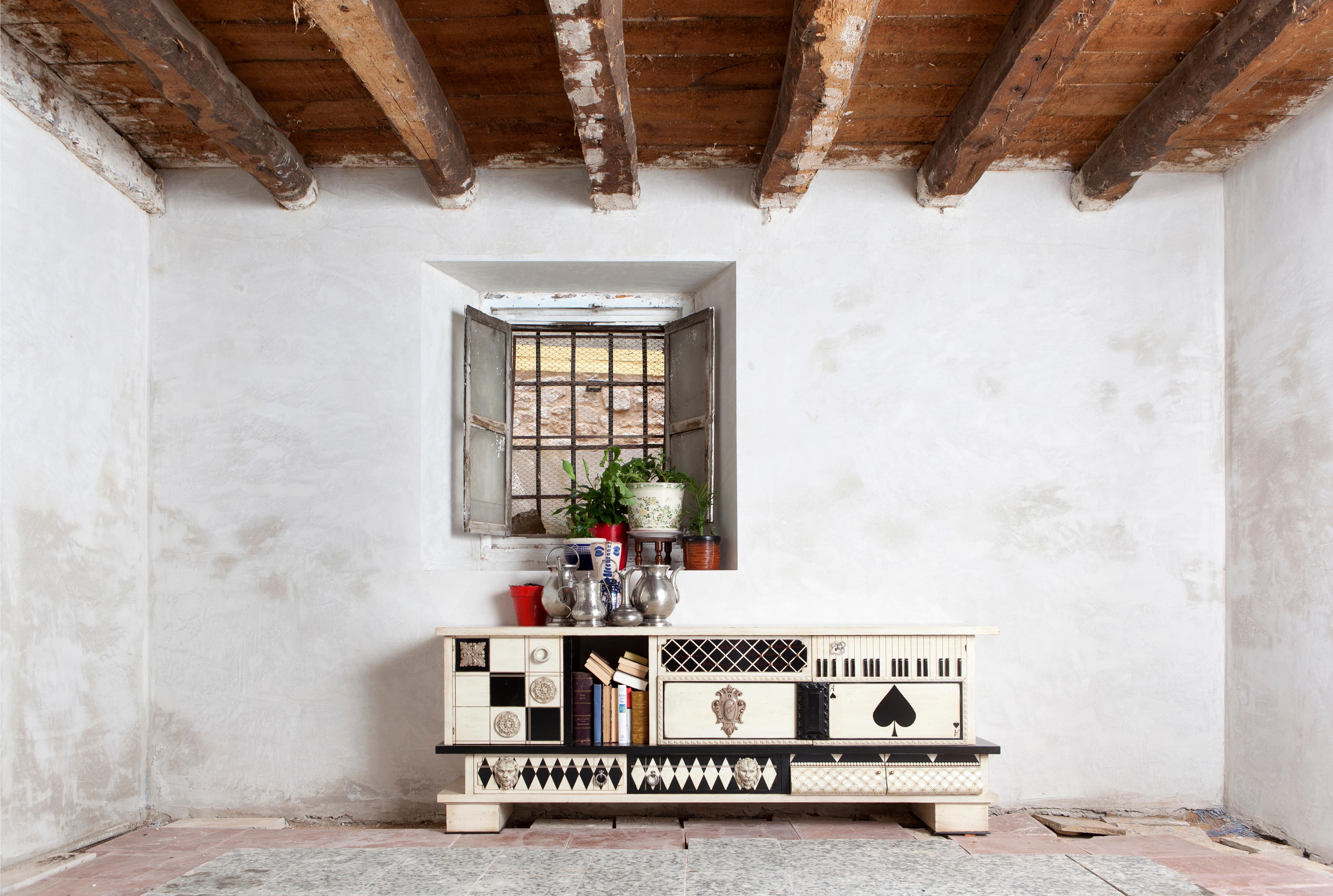 Buffet vintage, cinq portes et six tiroirs, par Lola Glamour
Dimensions : D 45 x L 200 x H 76 cm
MATERIAL : Bois.

Il y a tant à dire sur la série Vintage, tant de références devenues des muses, tant d'icônes collectées et rachetées dans leurs