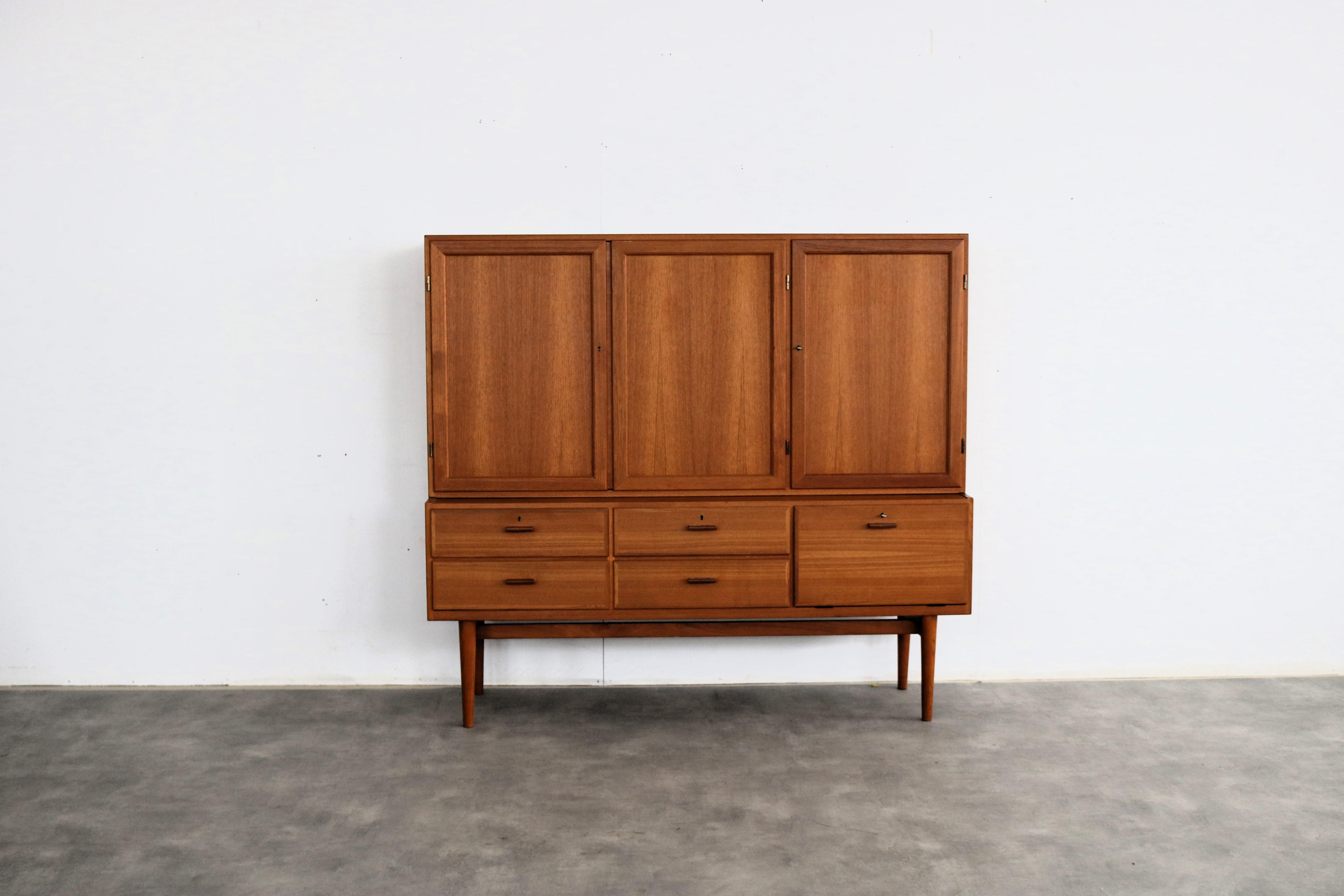 buffet vintage  haut-bord  60s  Suédois

période  80s
Design/One  Erik Wortz  Ikea  Suède
condition  excellent  légers signes d'utilisation
taille  141 x 156 x 47 (hxwxd)

détails  teck ; verre ; modèle 