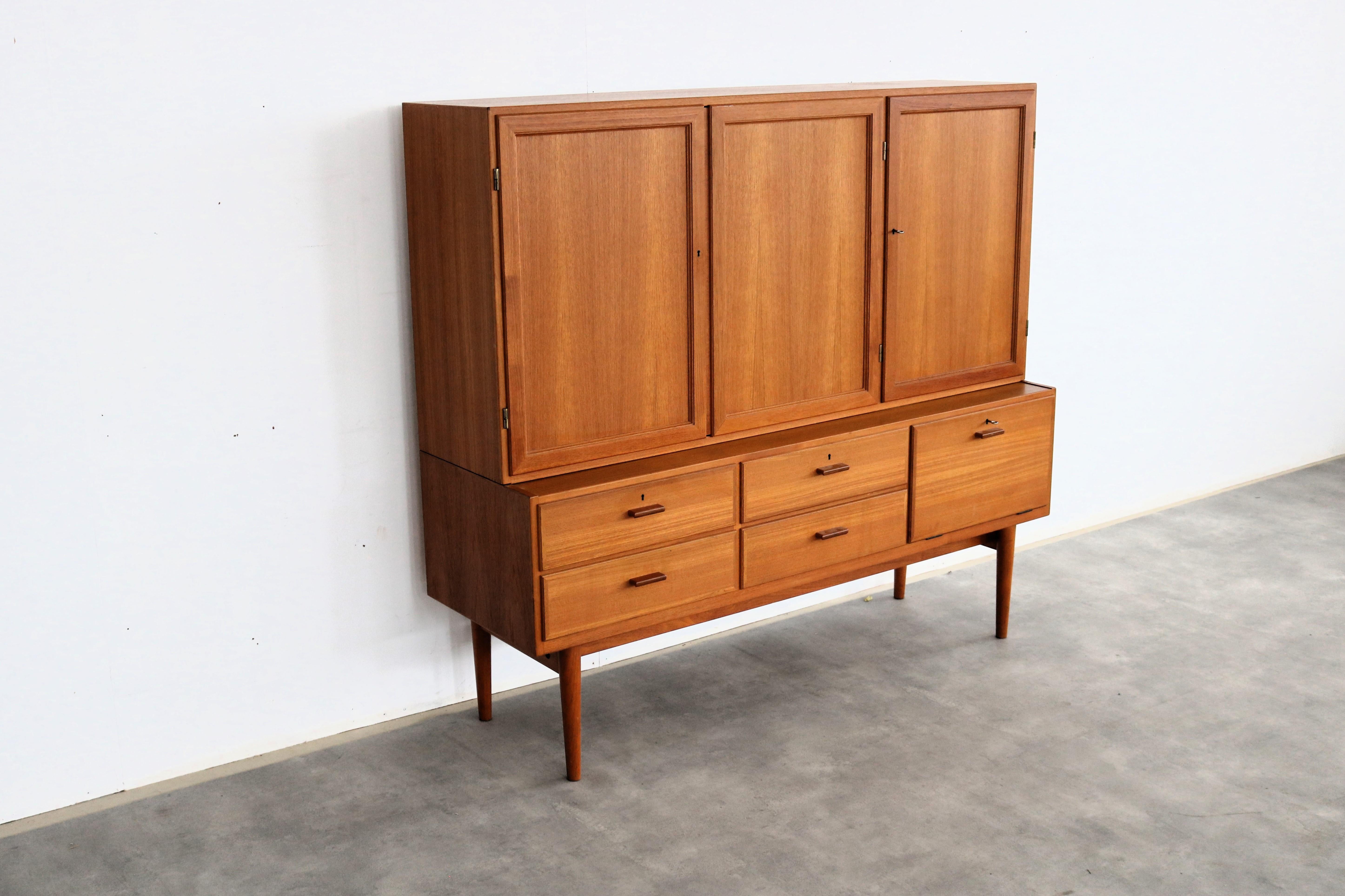 Milieu du XXe siècle buffet vintage  haut-bord  60s  Suédois en vente