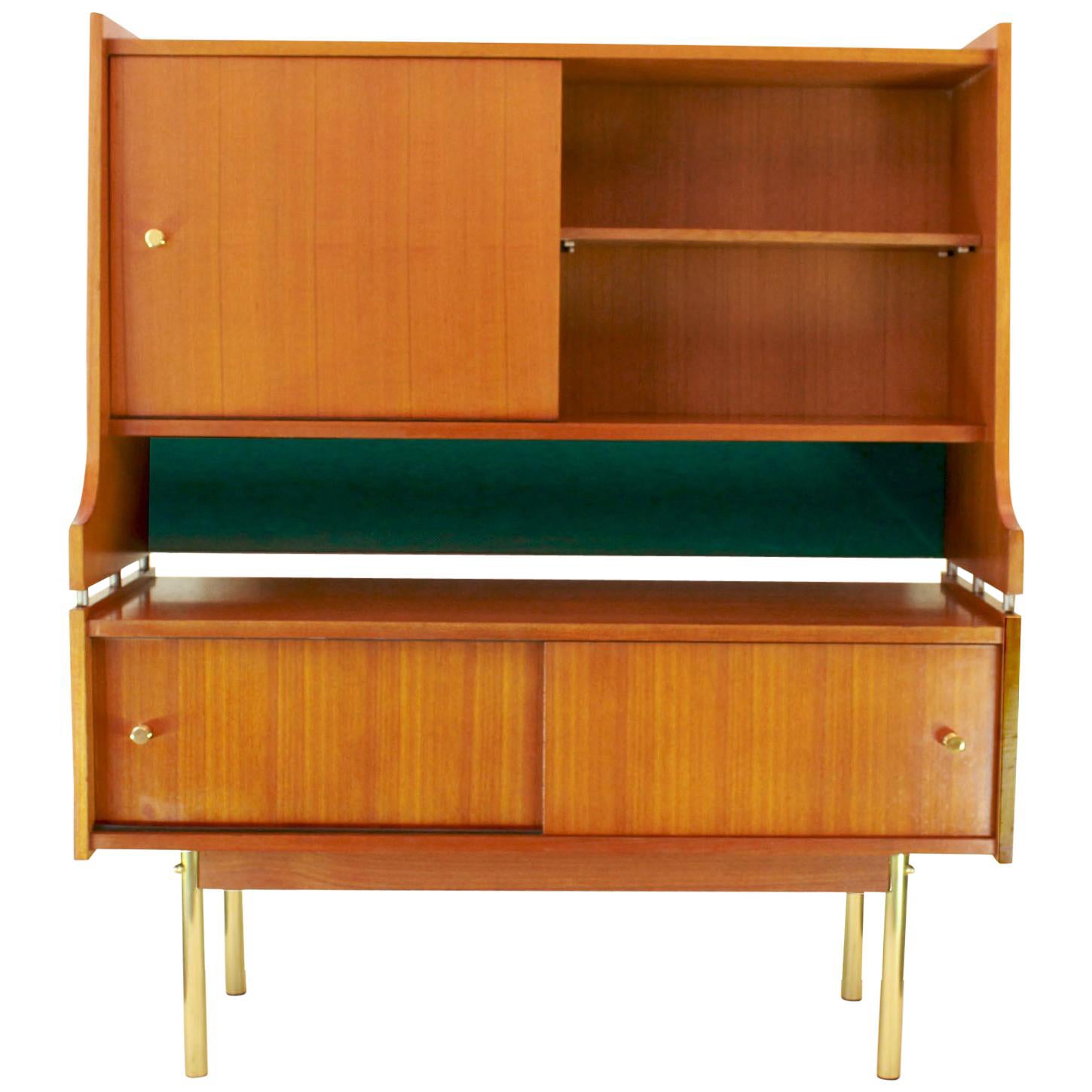 Credenza vintage in teak massiccio e piedi in ottone, Scandinavia, anni '50 in vendita