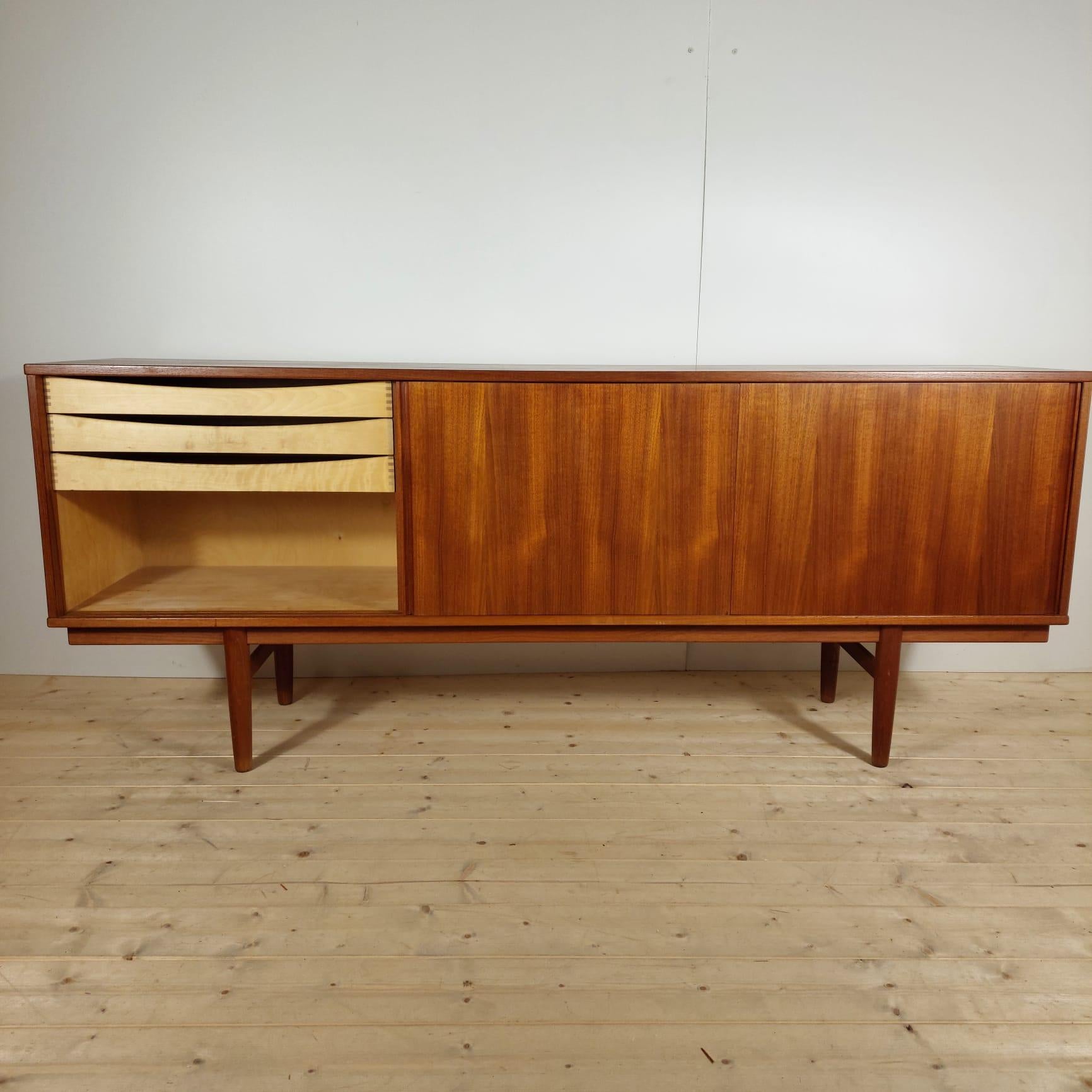 Impiallacciato Vintage sideboard in teak, Denmark 1960 in vendita