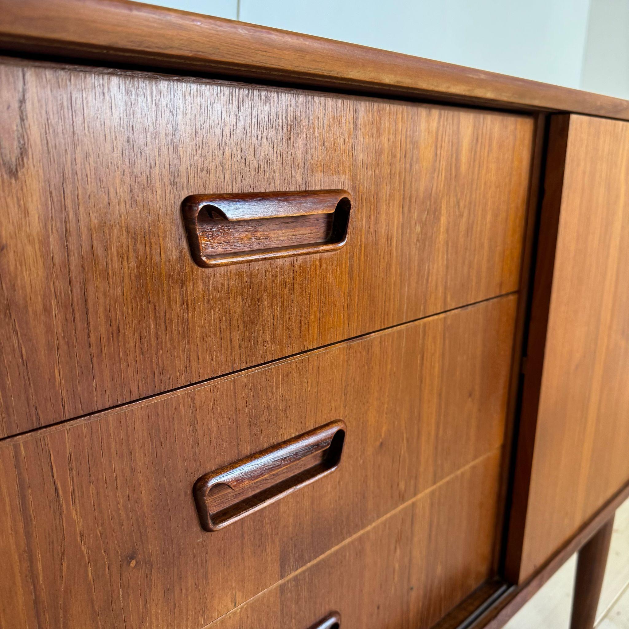 Mid-20th Century Buffet vintage en teck, Danemark années 1960 en vente