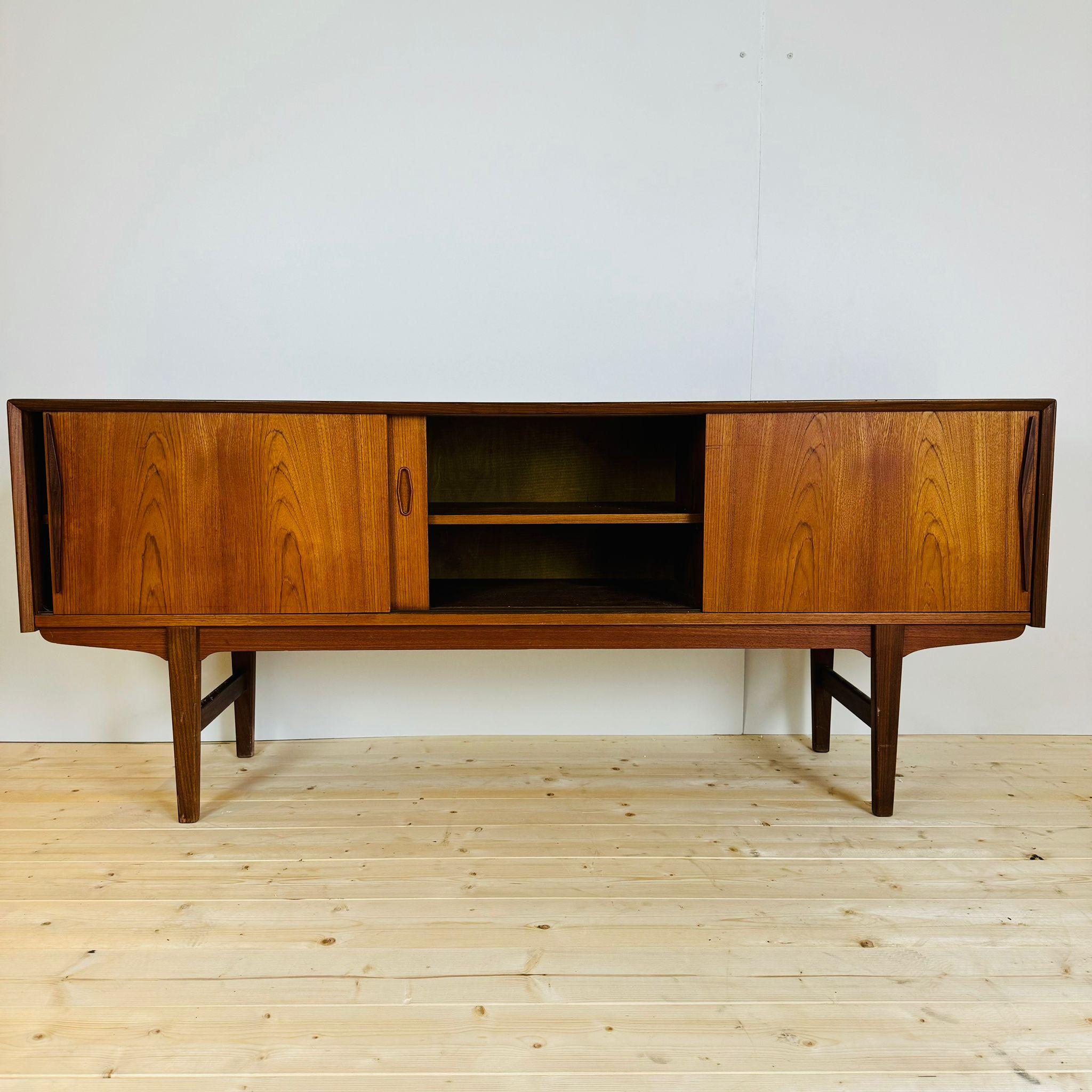 Mid-20th Century Buffet vintage en teck, Danemark années 60 en vente