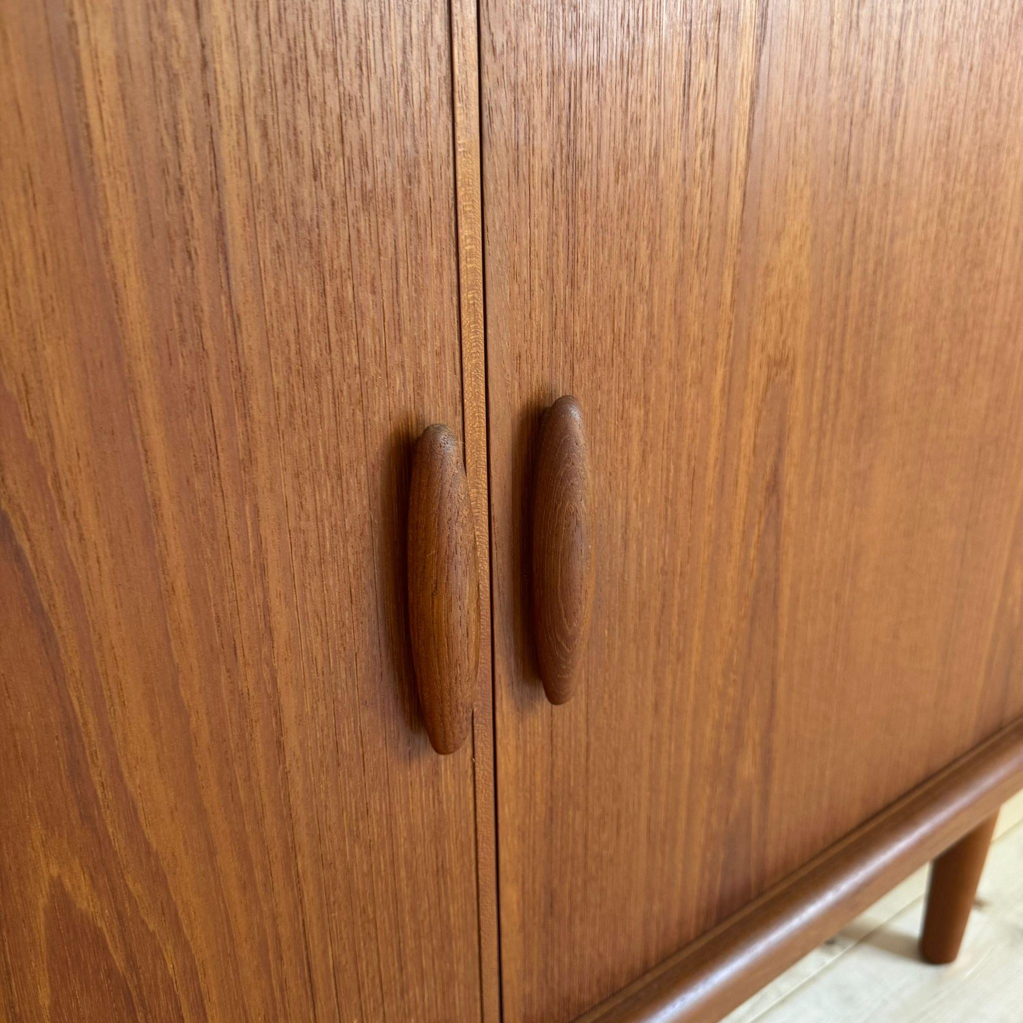 Vintage sideboard in teak, Dyrlund, Denmark 1960s Chapado en venta