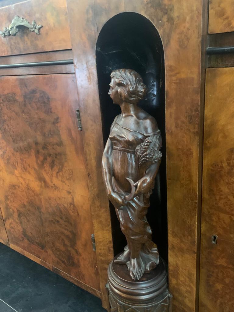Vintage Sideboard in Walnut Root with Sculptures on the Front, 1920s For Sale 5