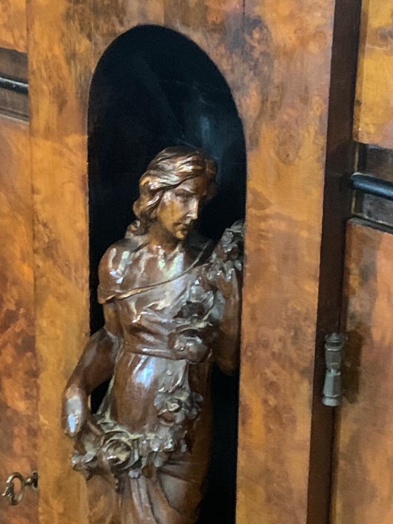 Vintage Sideboard in Walnut Root with Sculptures on the Front, 1920s For Sale 8