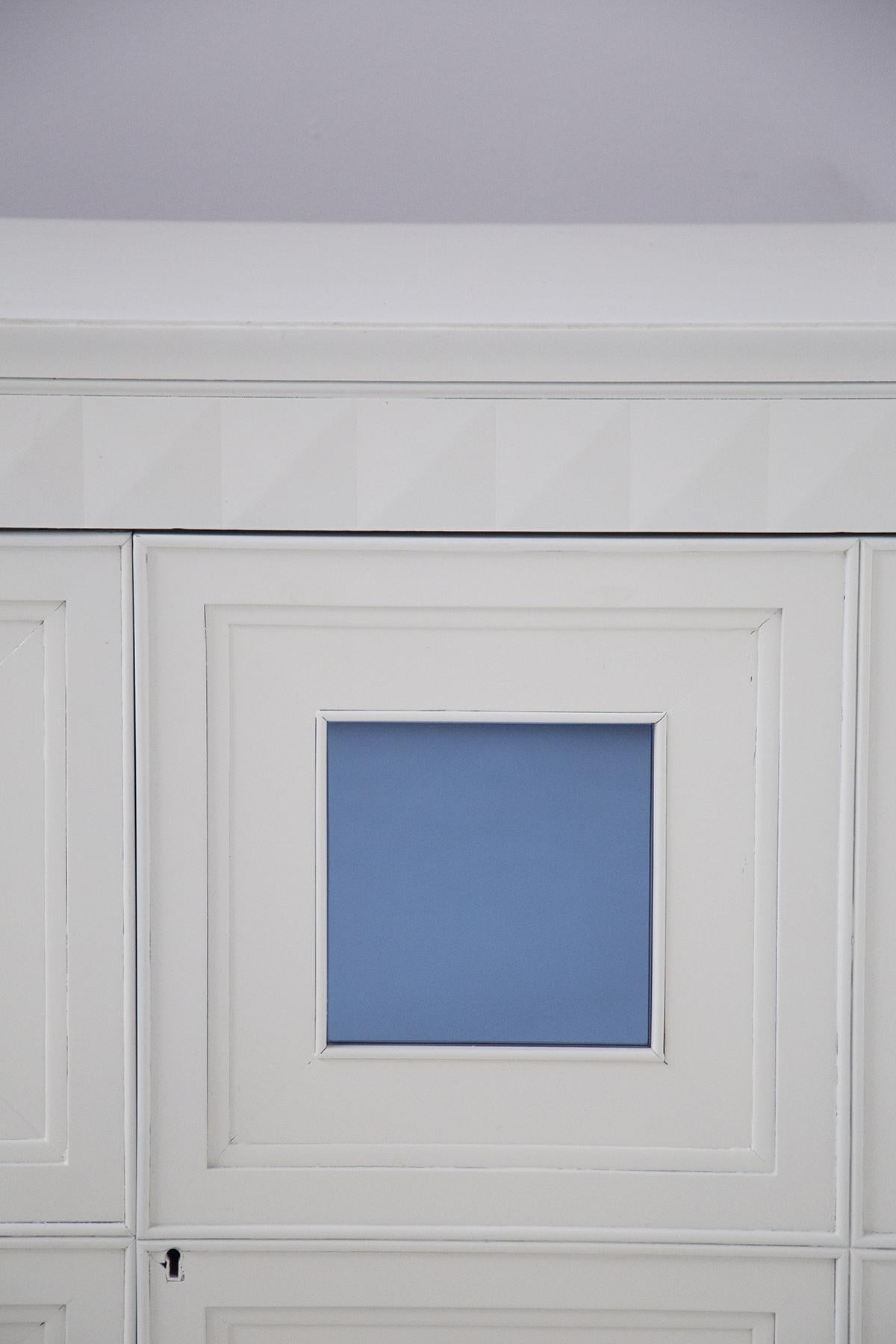 Vintage Sideboard in White Wood and Light Blue Mirror Att. to Paolo Buffa For Sale 1