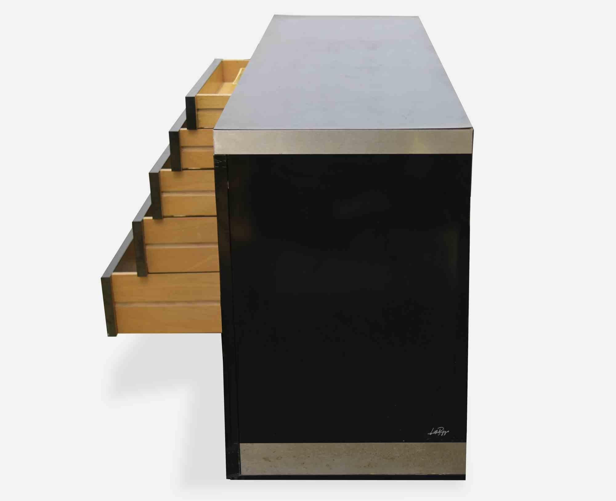 Das Vintage Sideboard ist ein Designwerk von Willy Rizzo aus den 1970er Jahren. 

Lackiertes Holz und verchromter Stahl.

Stempel signiert unten rechts. Produziert von Atelier Willy Rizzo, Italien 1970er Jahre.

H70 Breite 150, Tiefe 45 cm. 

Guter