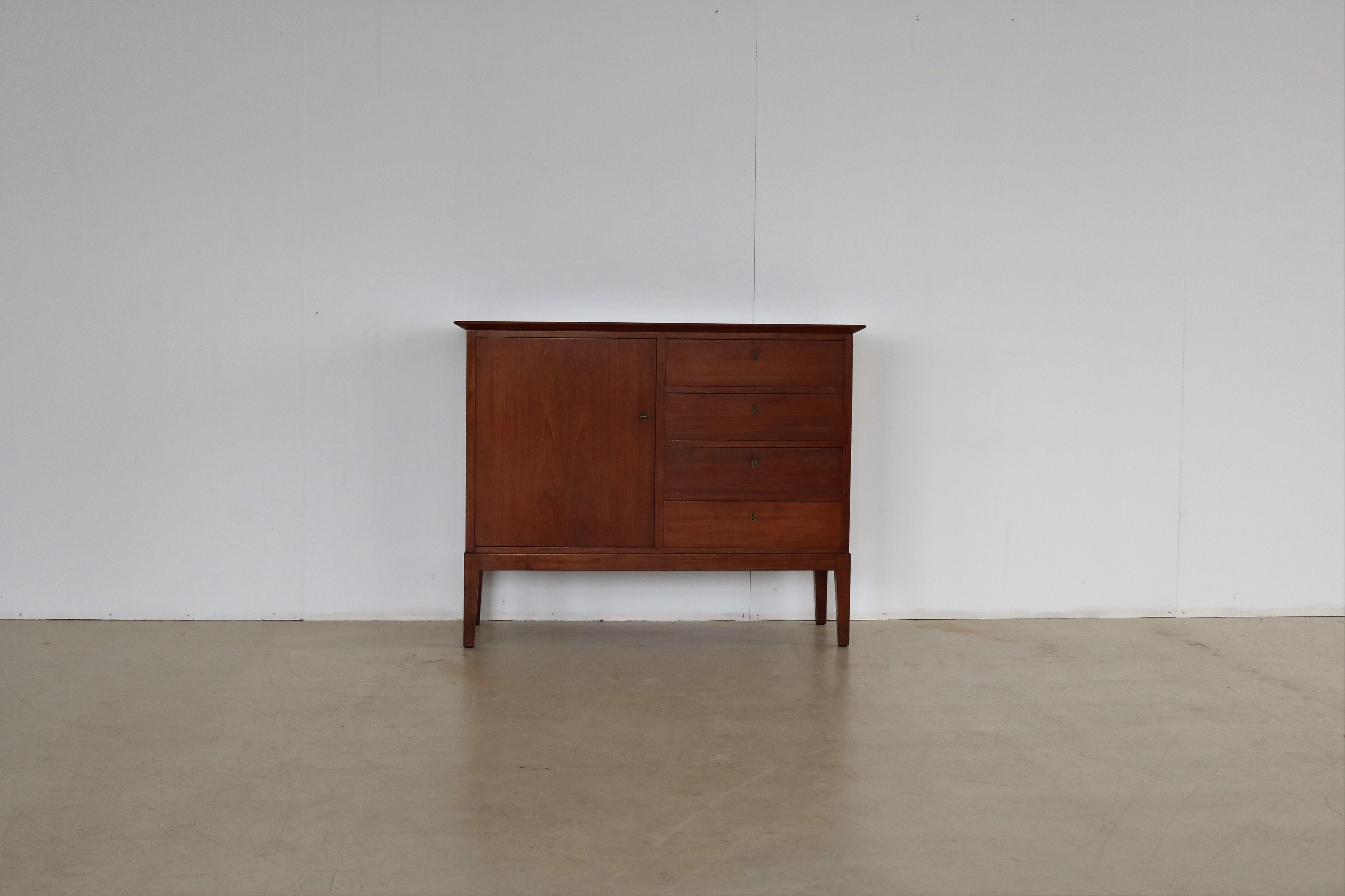 Vintage sideboard locker 1940s Fritz Hansen

period 1940s
designs Fritz Hansen Denmark
Conditions good light signs of use
Size 79.5 x 100 x 42 (HxWxD)

Details mahogany; 

Article number 1876