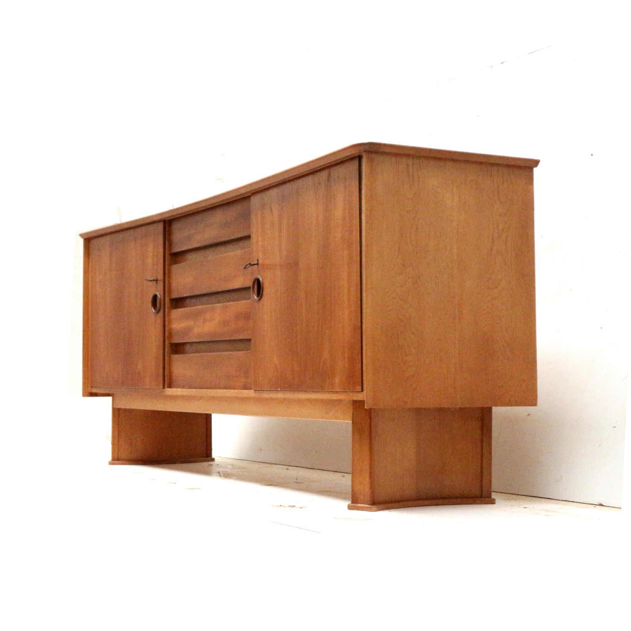 Vintage Sideboard aus den 50er Jahren.

Abmessungen:
Breite: 194,6 cm
Höhe: 82 cm
Tiefe: 50 cm

Das Sideboard hat seinem Alter entsprechende Gebrauchsspuren.