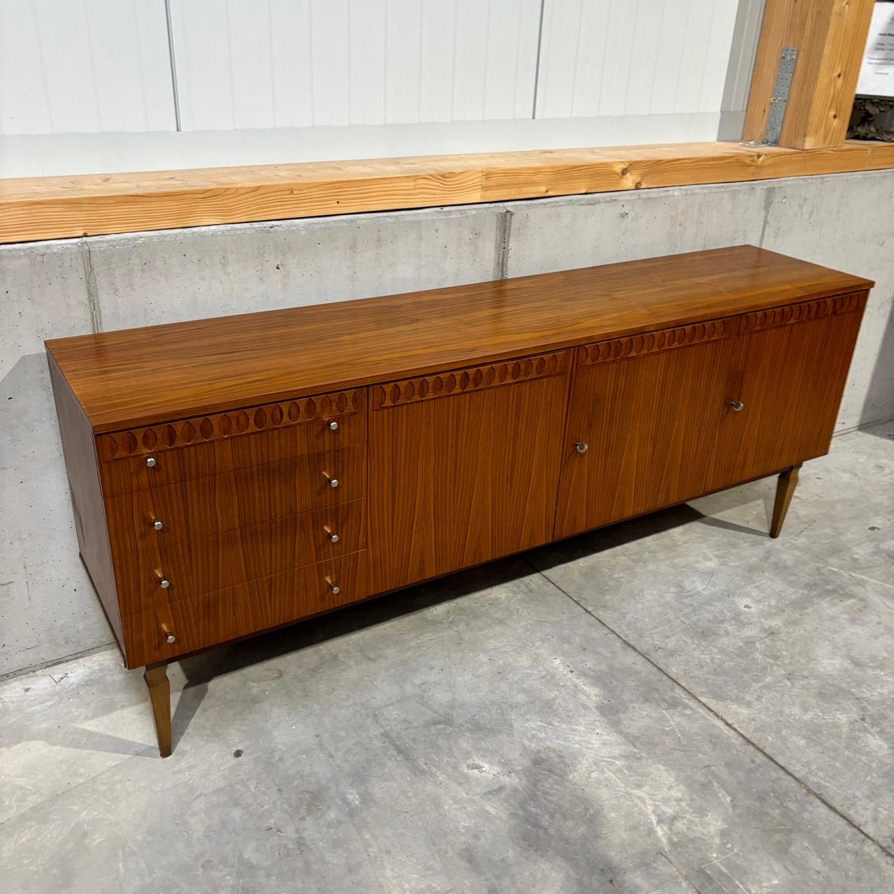 ✓ Buffet vintage
✓ Style scandinave
✓ Attire l'attention

Dimensions :
W: 201cm  H : 83cm  D : 44cm

Article : Buffet vintage
Numéro d'article : 997
Origine : Suède Milieu des années 70
Matériau : Bois de rose
Couleur : rouge-brun 
Condit : En bon