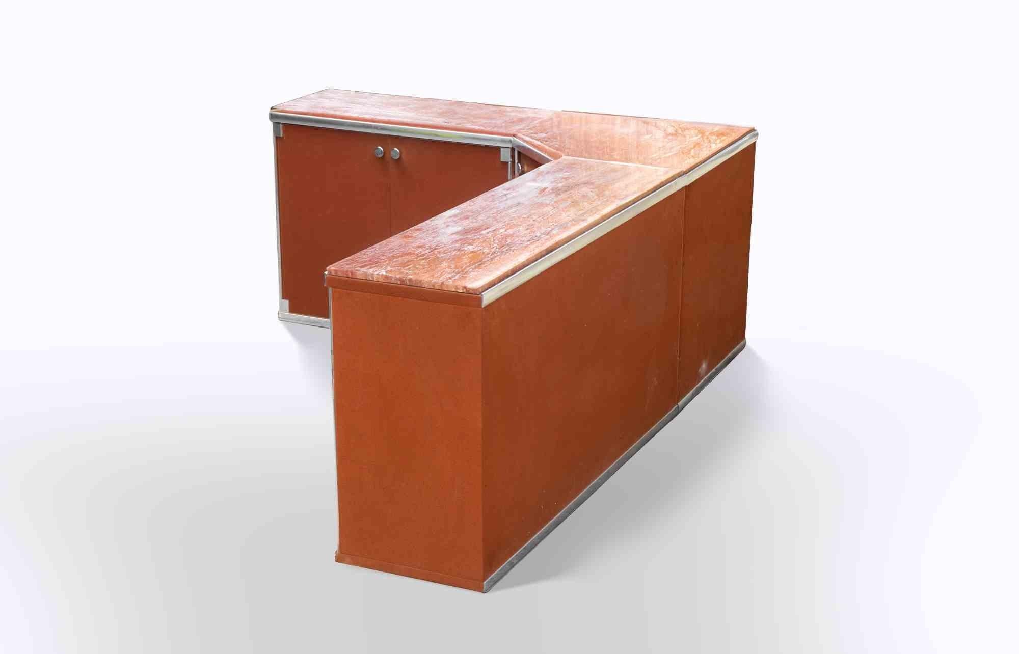 Excepcional y raro conjunto de aparador con mueble esquinero realizado por Guido Faleschini para I4Mariani en Italia en la década de 1970.

4 módulos con varios cajones, todos ellos de cierre con puertas magnéticas.

Tapa de mármol veteado en tono