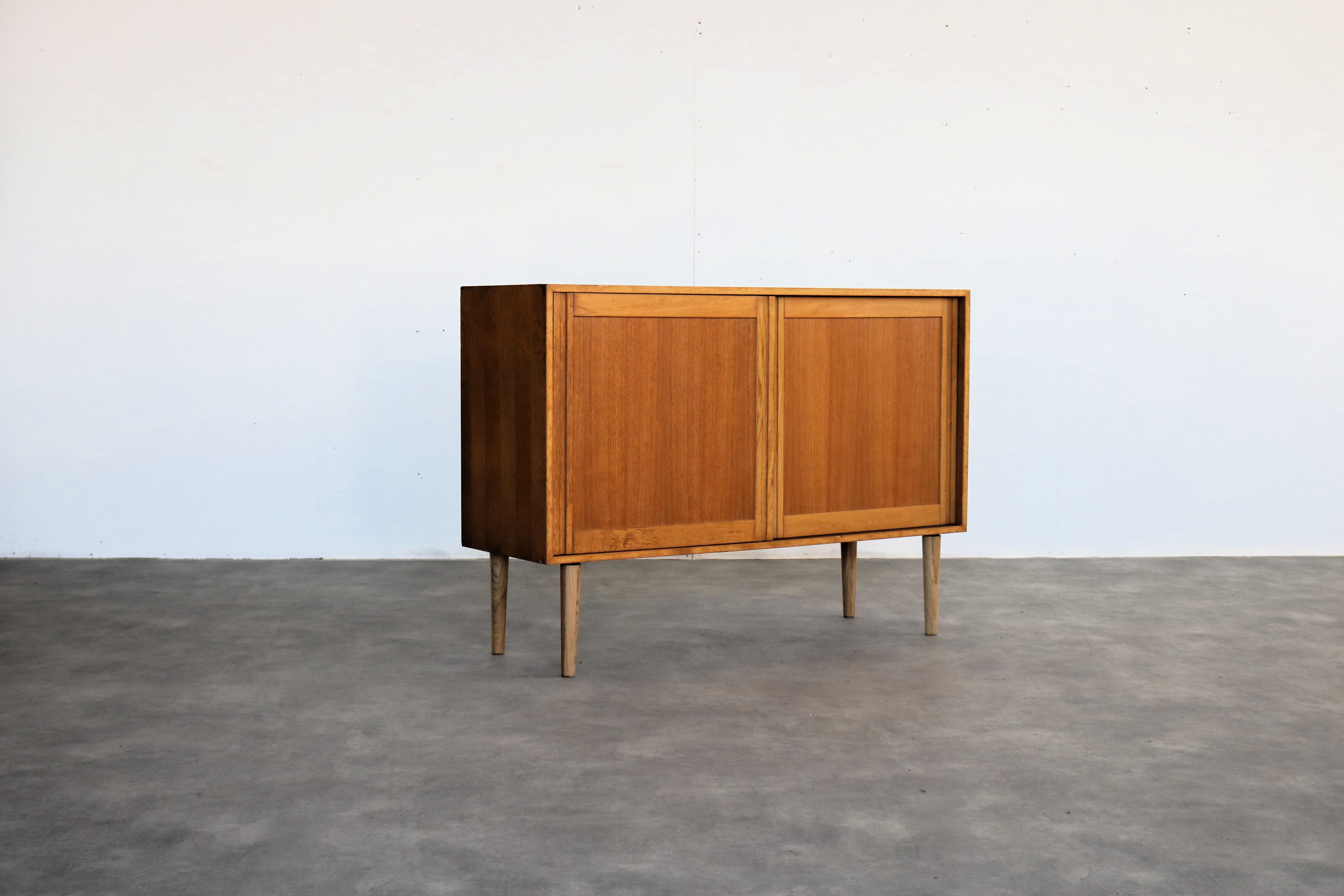 Vintage sideboard  sideboard  1960s  Danish

Period  1960s
Design  Unknown  Denmark
Condition  Good  Minor signs of wear/patina
Size  86 x 120.5 x 40 cm (H x W x D)

Details  Oak

Item number  2914