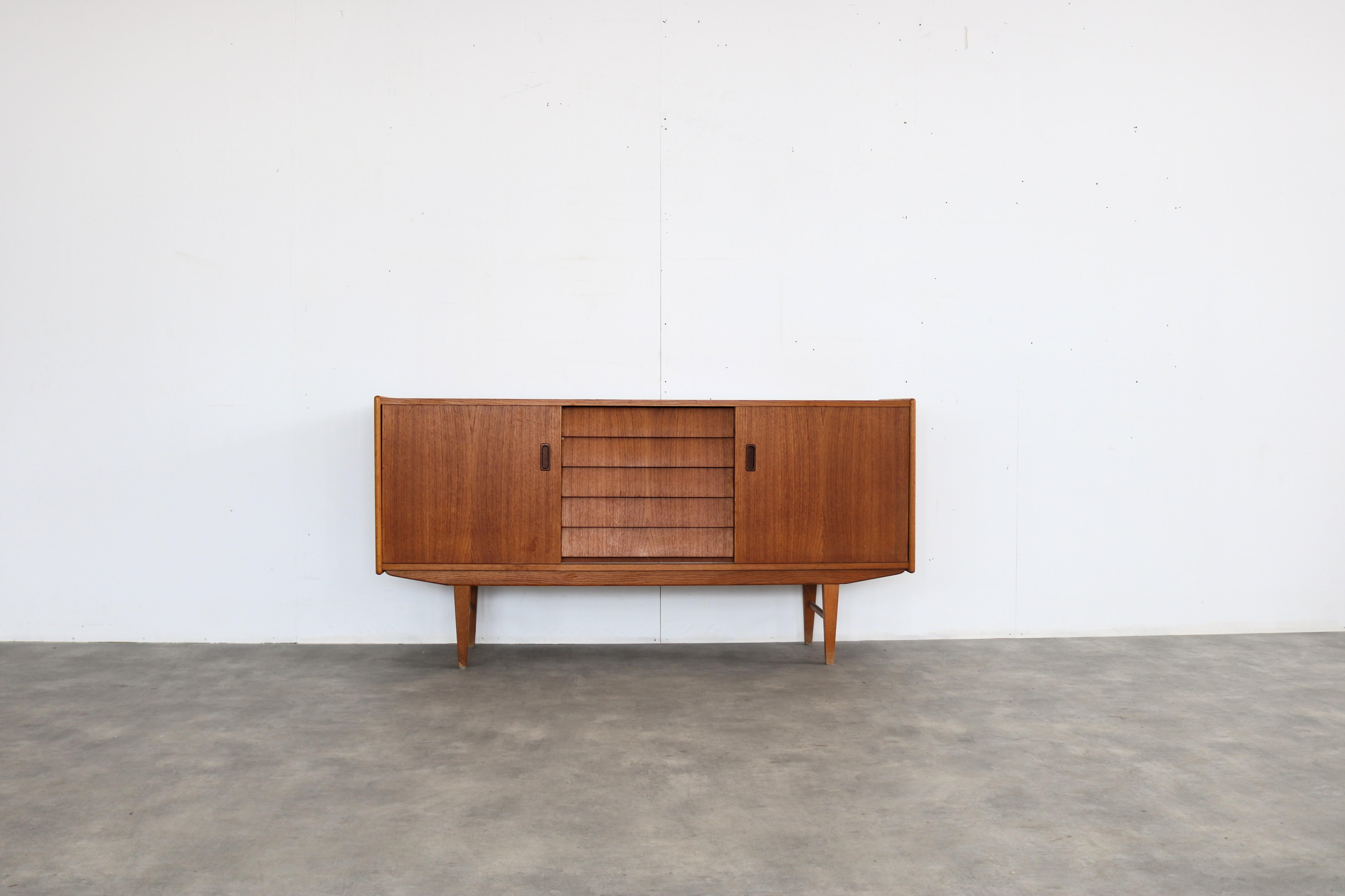 credenza vintage  credenza  1960s  Svedese

periodo  1960s
design  sconosciuto  Svezia
condizione  buono  piccoli segni d'uso
dimensione  80 x 160 x 42 (hxbxd)

dettagli  teak;

numero dell'articolo  2841