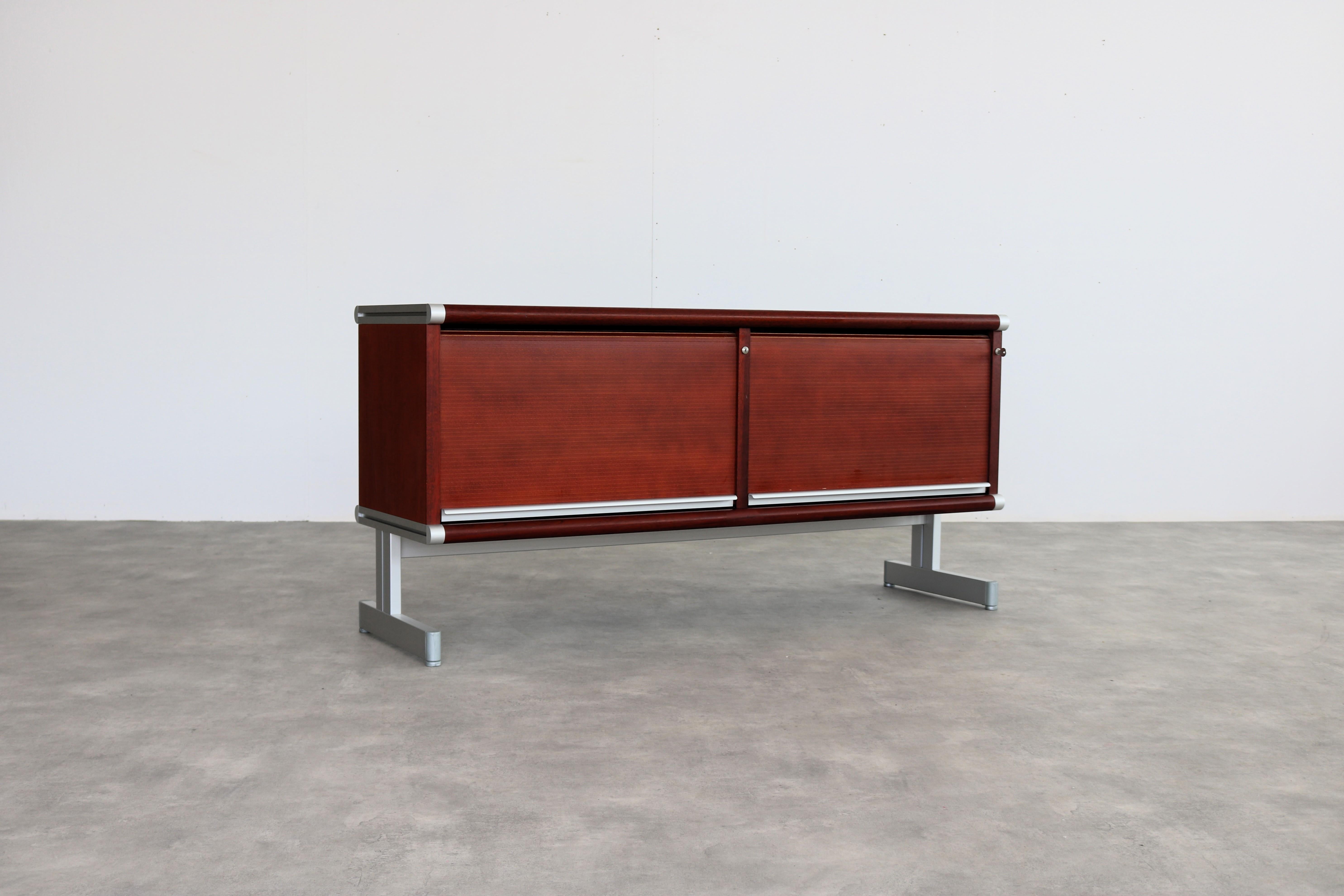 Buffet vintage  buffet  mobilier de bureau  1970s

Période  1970s
Design  Inconnu  Suède
Condit  Bon  Signes d'usure mineurs
Taille  73 x 150 x 45 cm (H x L x P)

Détails  Bois ; Aluminium ; Métal ; Mobilier de bureau assorti disponible ;

Numéro de