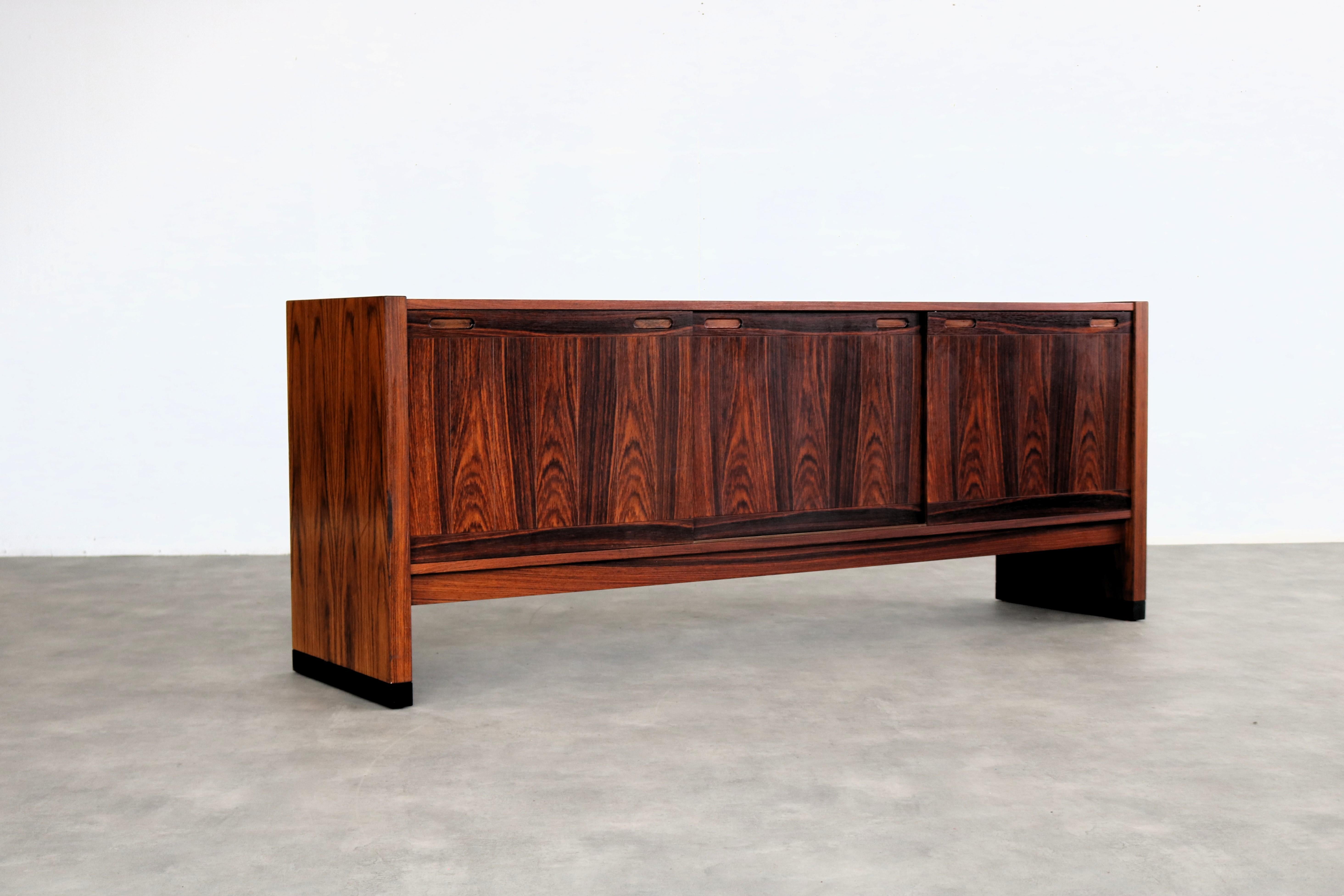 credenza vintage  credenza  Skovby  1960s

periodo  1960s
design  Skovby  Danimarca
condizione  buono  piccoli segni d'uso  restauro laterale
dimensione  76 x 196 x 48 (hxbxd)

dettagli  Wood;

numero dell'articolo  2795