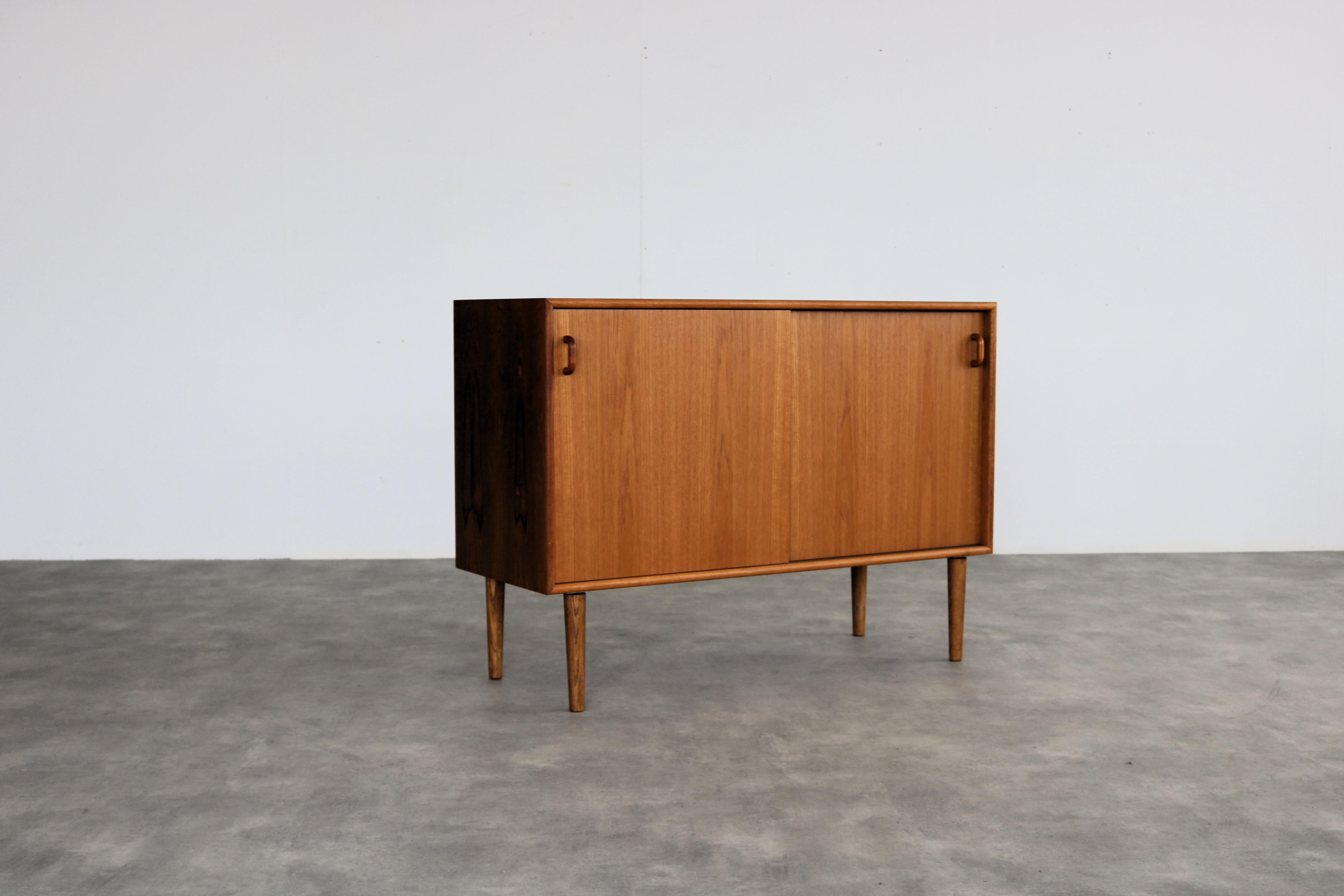 credenza vintage  credenza  Teak  1960s

Credenza in teak proveniente dalla Danimarca. Ideale per essere utilizzato come mobile per il bagno o per la TV/audio. 

periodo  1960s
design  sconosciuto  Danimarca
condizione  buono  leggeri segni d'uso