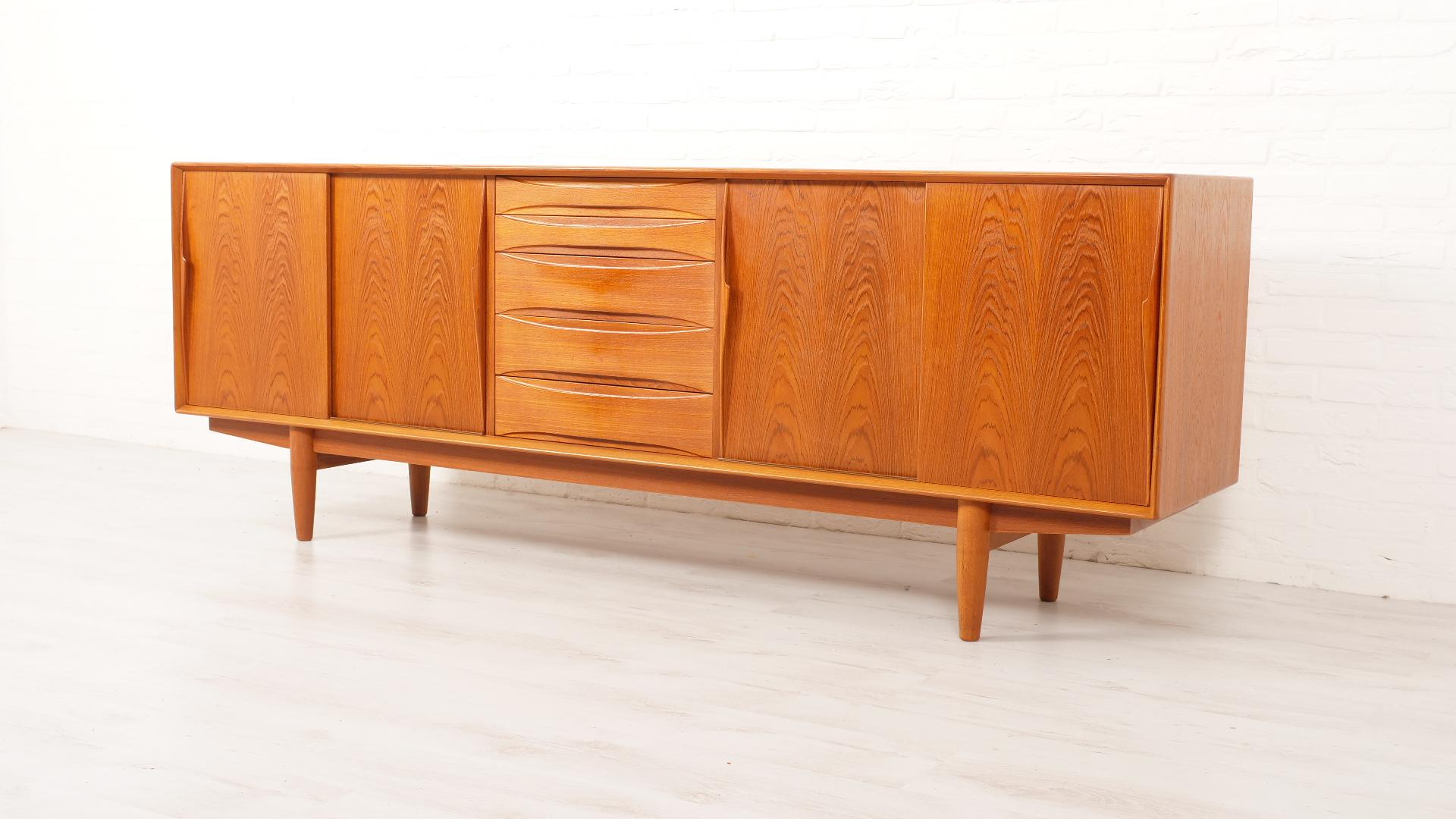 Mid-Century Modern Vintage sideboard  Teak  Arne Vodder  Dyrlund  220 cm For Sale