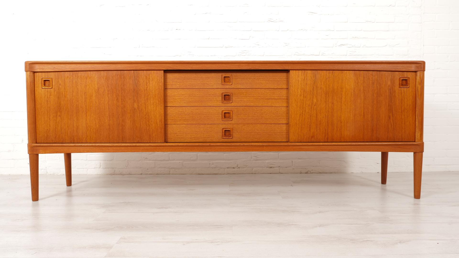 Magnifique cabinet vintage conçu pour H.W. Klein pour Bramin Danemark dans les années 1960. Ce buffet vintage a une belle couleur de bois et est d'une qualité super solide et en bon état. L'armoire présente de légères traces d'utilisation.

Période