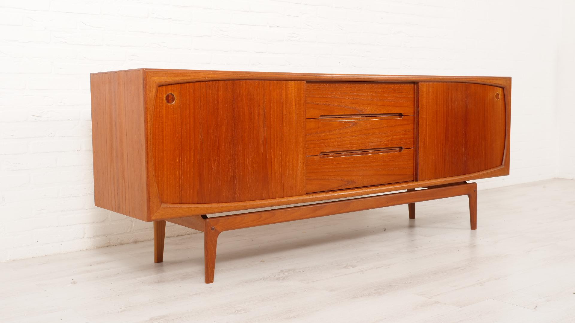 Vintage sideboard  Teak  Danish design  200 cm In Good Condition For Sale In VEENENDAAL, NL