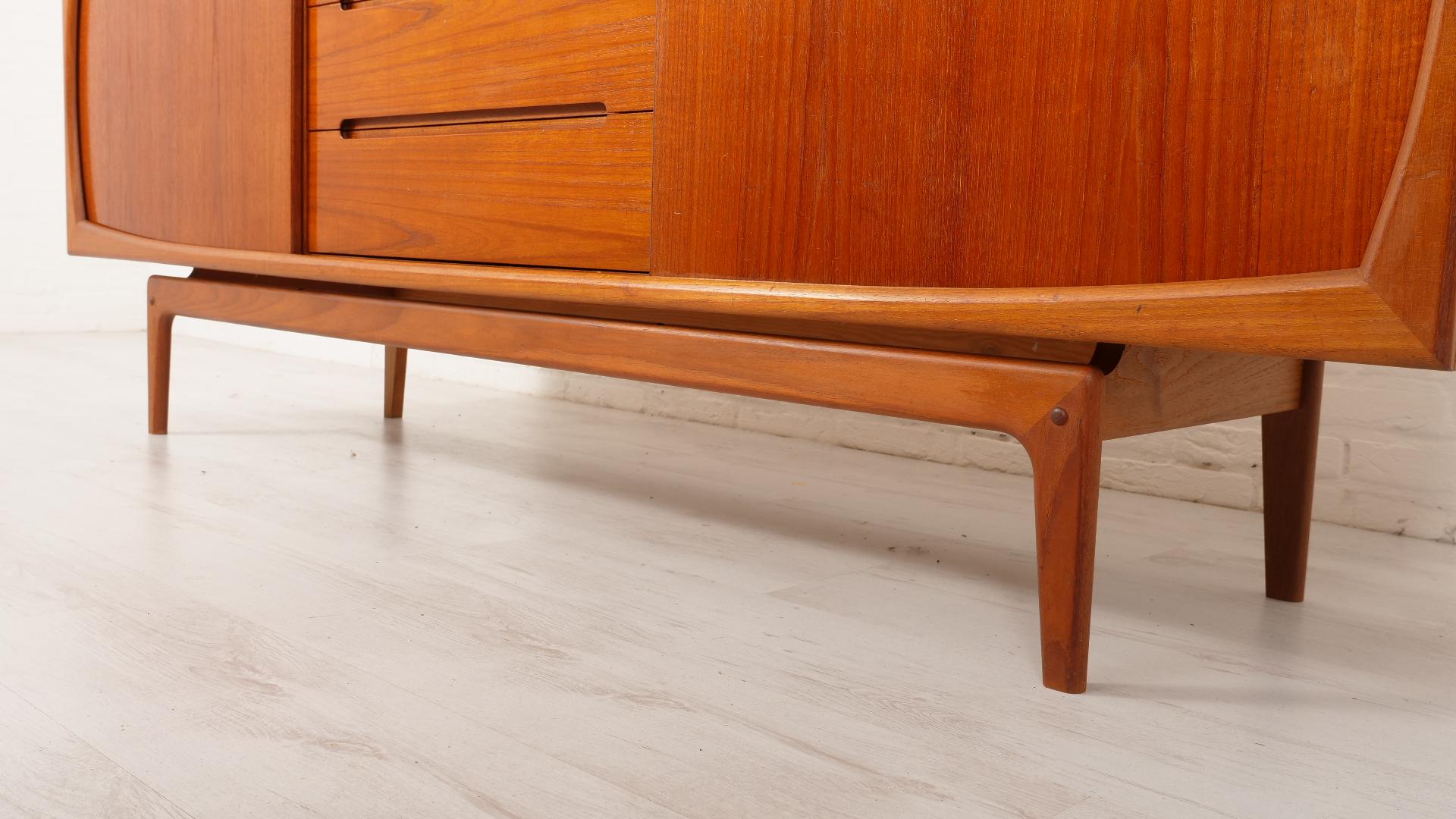 Vintage sideboard  Teak  Danish design  200 cm For Sale 2