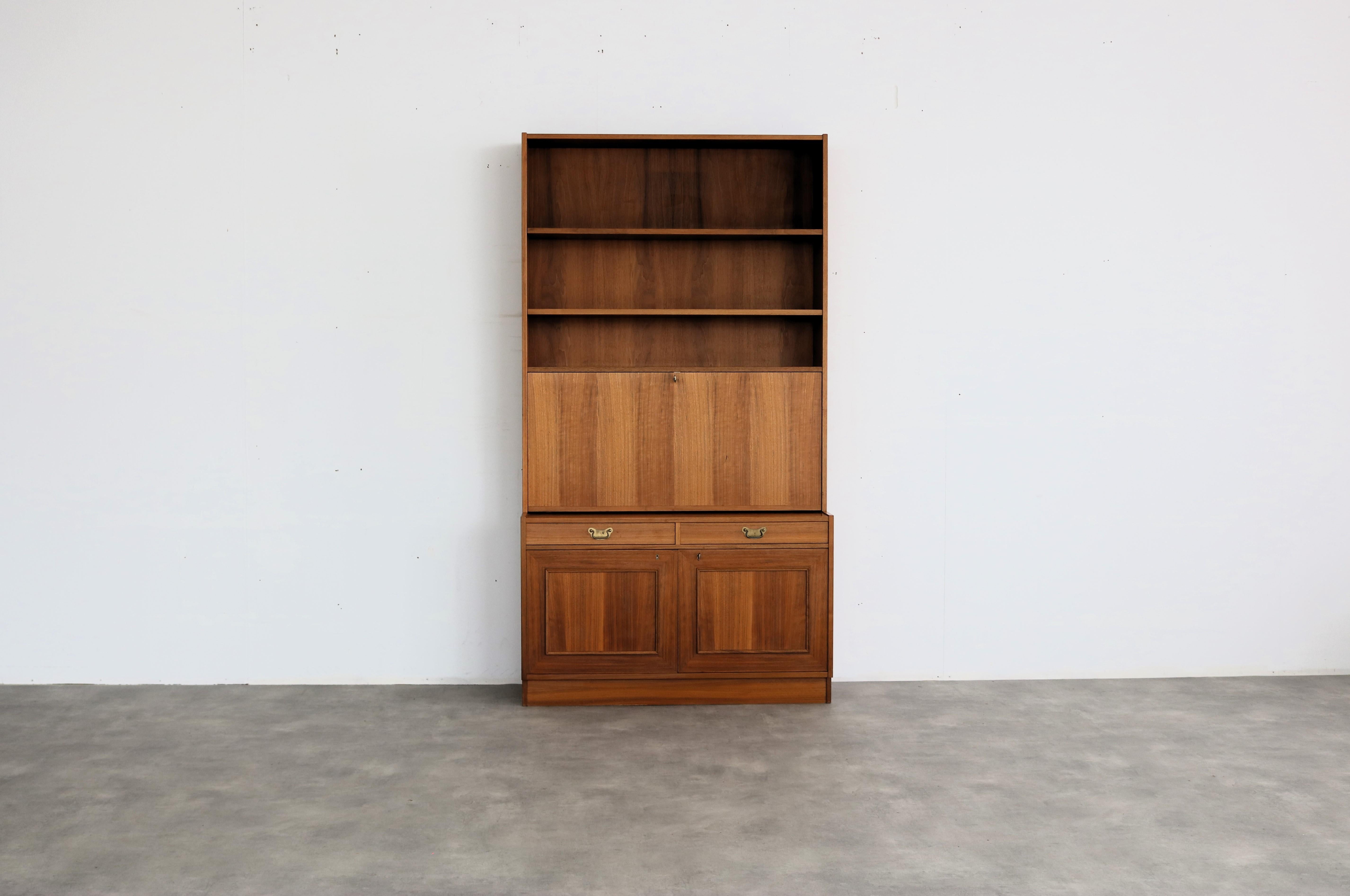 credenza vintage  armadio a muro  60s  Svedese

periodo  60's
design  sconosciuto  Svezia
condizione  buono  leggeri segni d'uso
dimensione  185 x 100 x 40 (hxlxp) 

dettagli  teak; vetro; ottone;

numero di articolo  2388