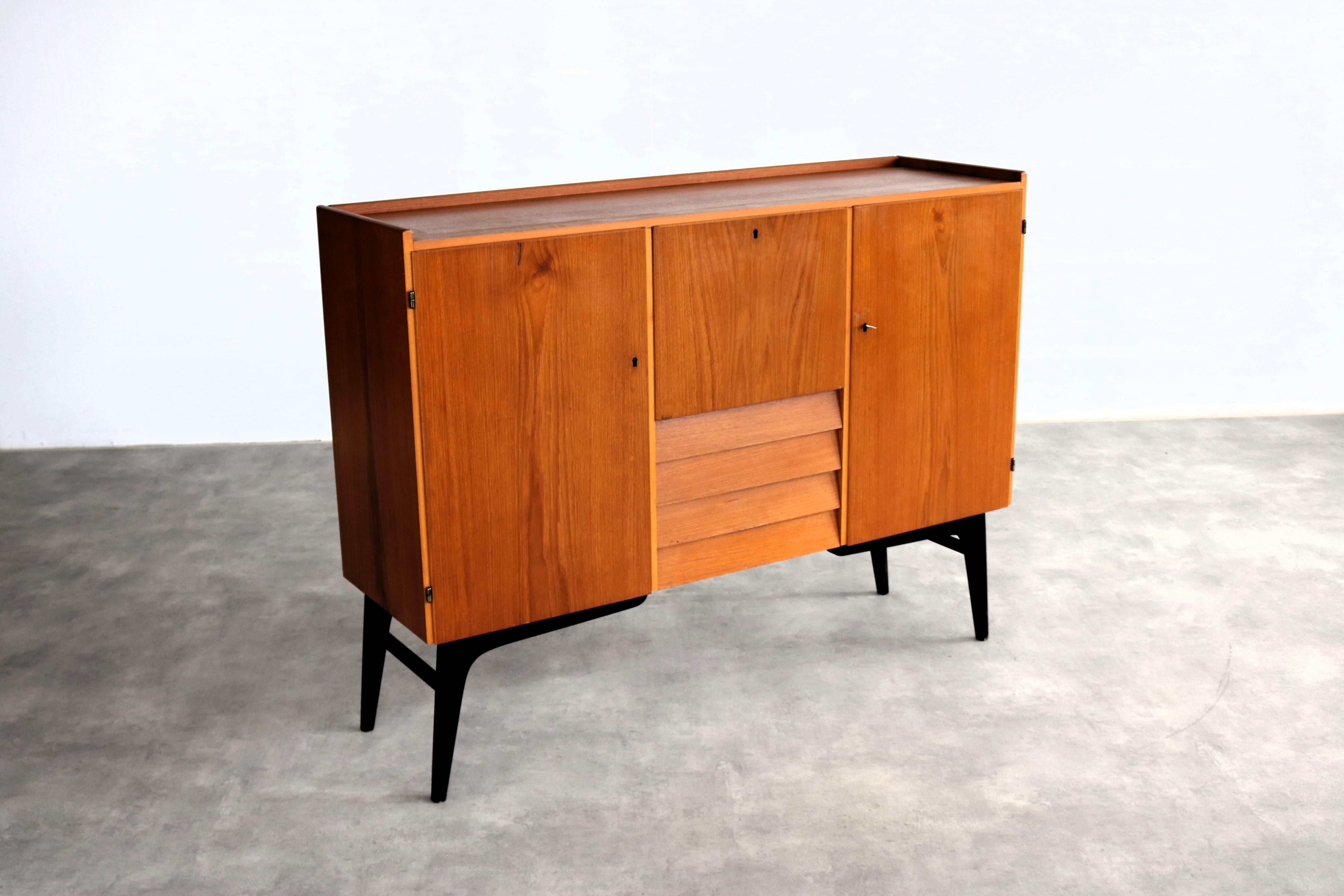 aparador vintage  armario de pared  60s  Sueco en Bueno estado para la venta en Lemmer, NL
