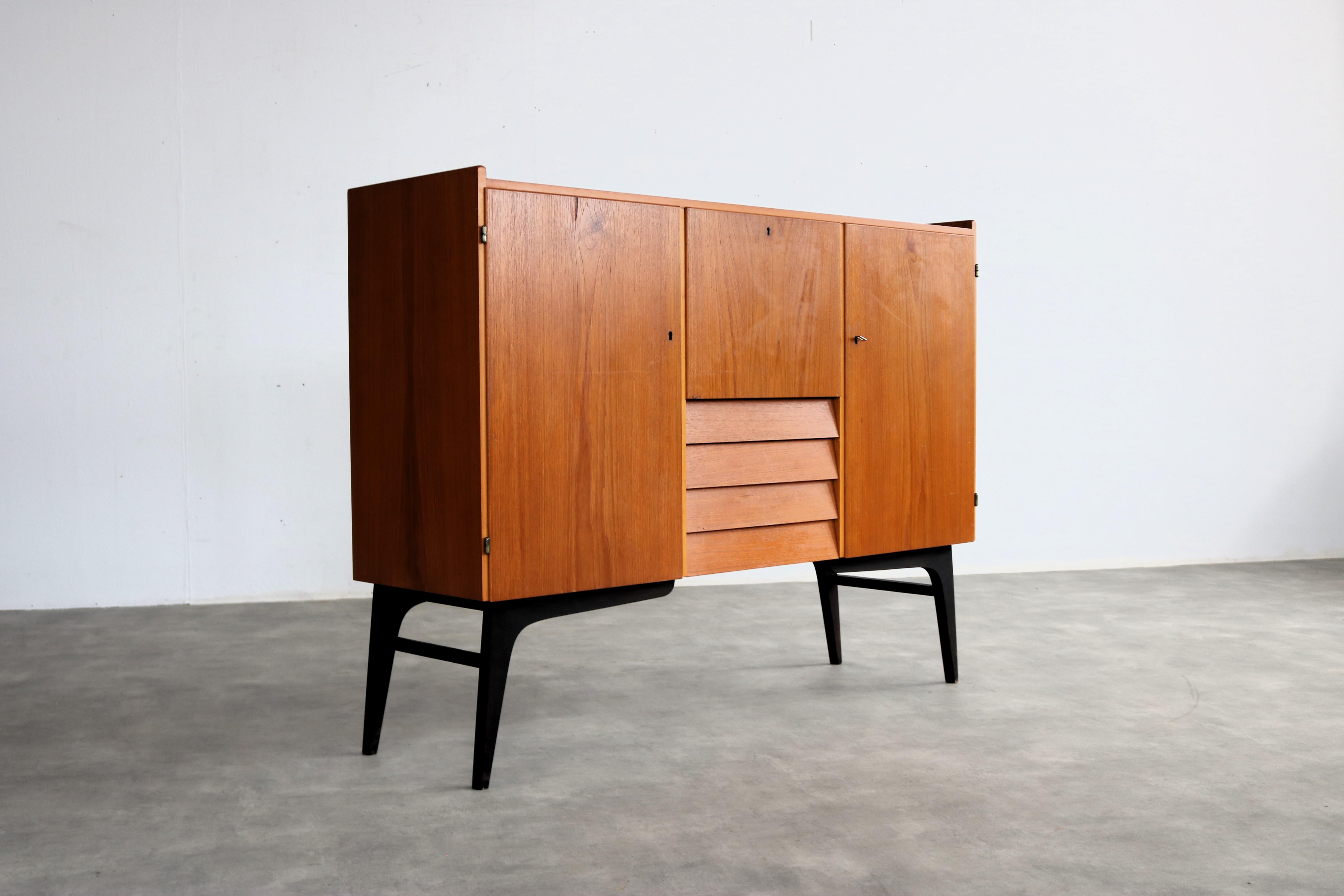 aparador vintage  armario de pared  60s  Sueco mediados del siglo XX en venta