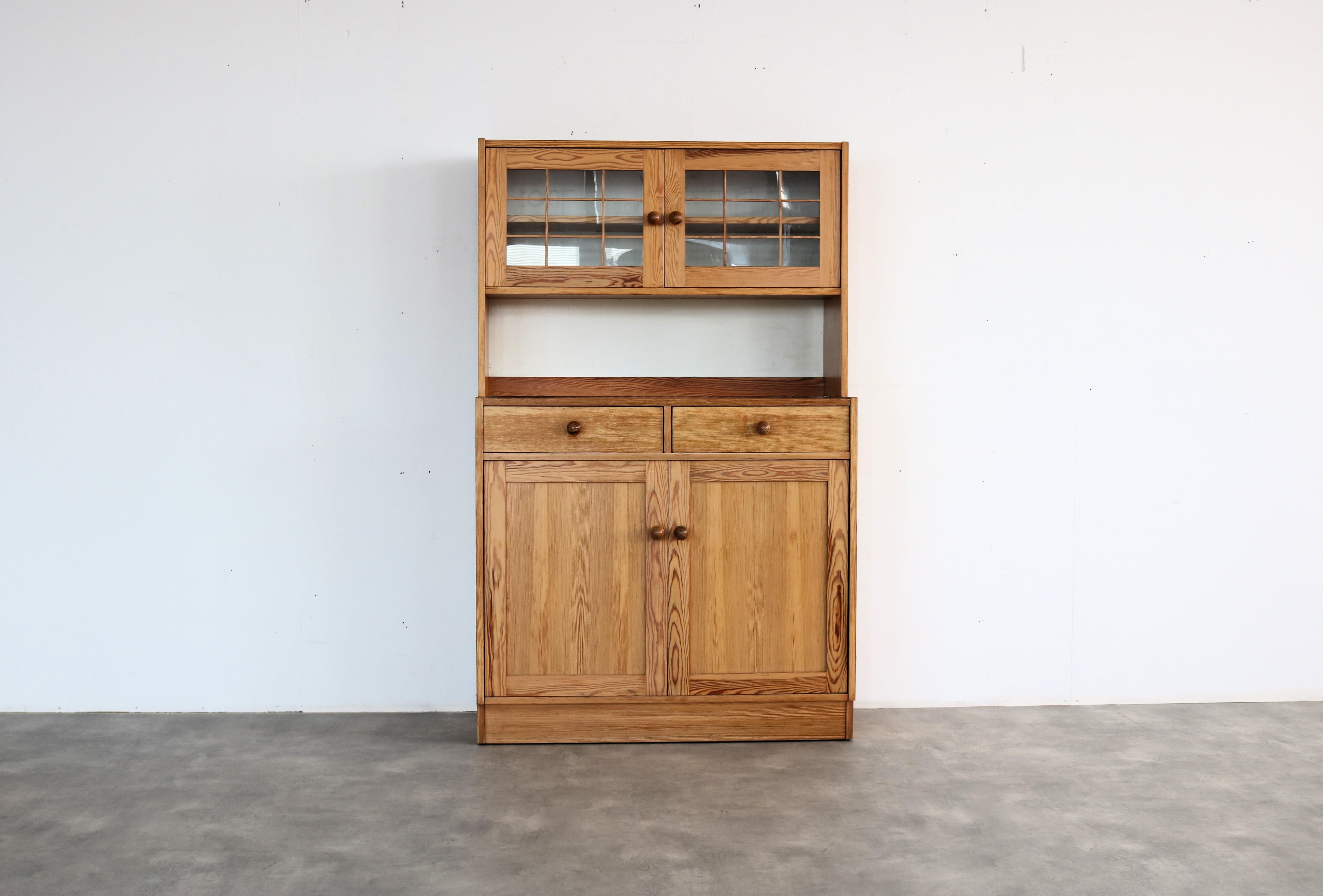 vintage sideboard | wall cupboard | pine | Sweden

period | 70s
design | unknown | Sweden
condition | good | light signs of use
size | 170 x 105.5 x 45 (hxwxd)

details | pine; glass;

article number | 2176