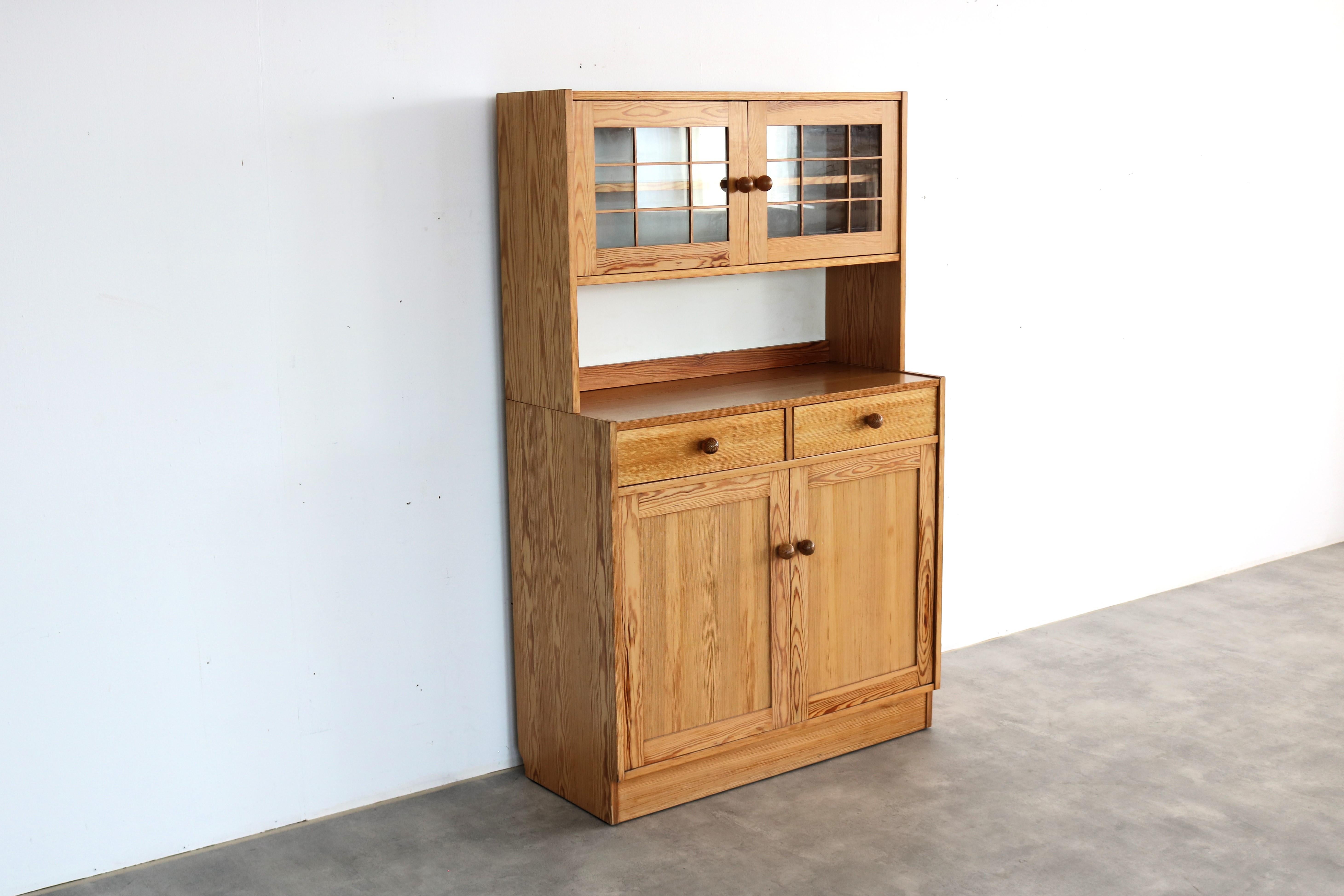 vintage sideboard | wall cupboard | pine | Sweden In Good Condition For Sale In GRONINGEN, NL
