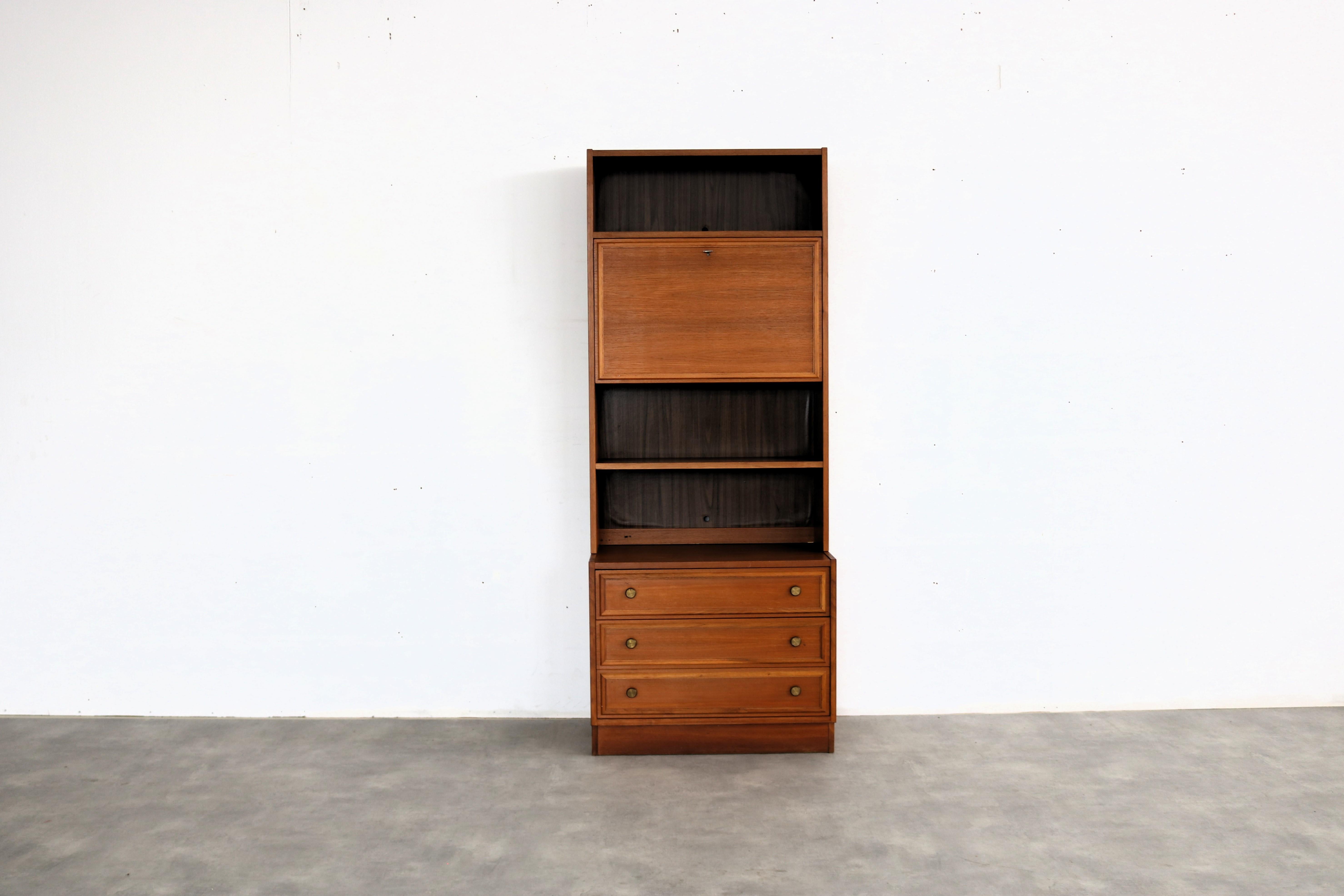 credenza vintage  unità a parete  1960s  Svezia

periodo  1960s
design  sconosciuto  Svezia
condizione  buono  piccoli segni d'uso
dimensione  175 x 70 x 42 (hxbxd)

dettagli  teak; vetro; ottone; 
numero dell'articolo  2746