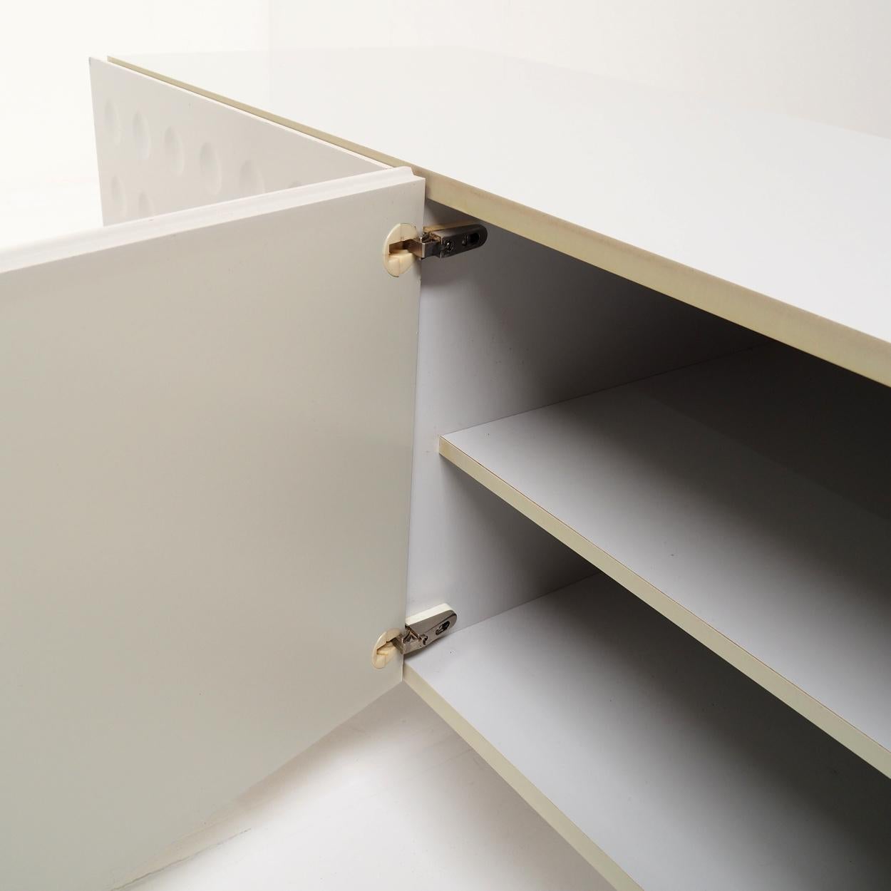 Credenza vintage con bellissime ante grafiche in vendita 3