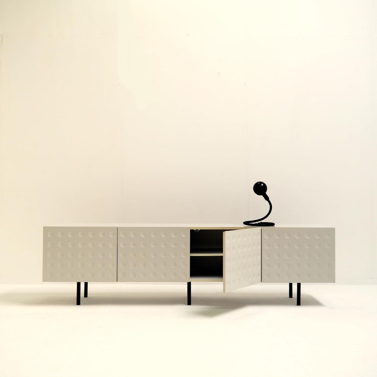 Pittura Credenza vintage con bellissime ante grafiche in vendita