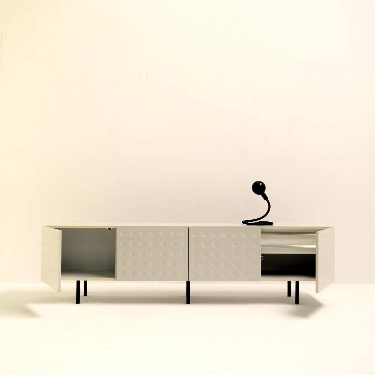 Credenza vintage con bellissime ante grafiche in vendita 1