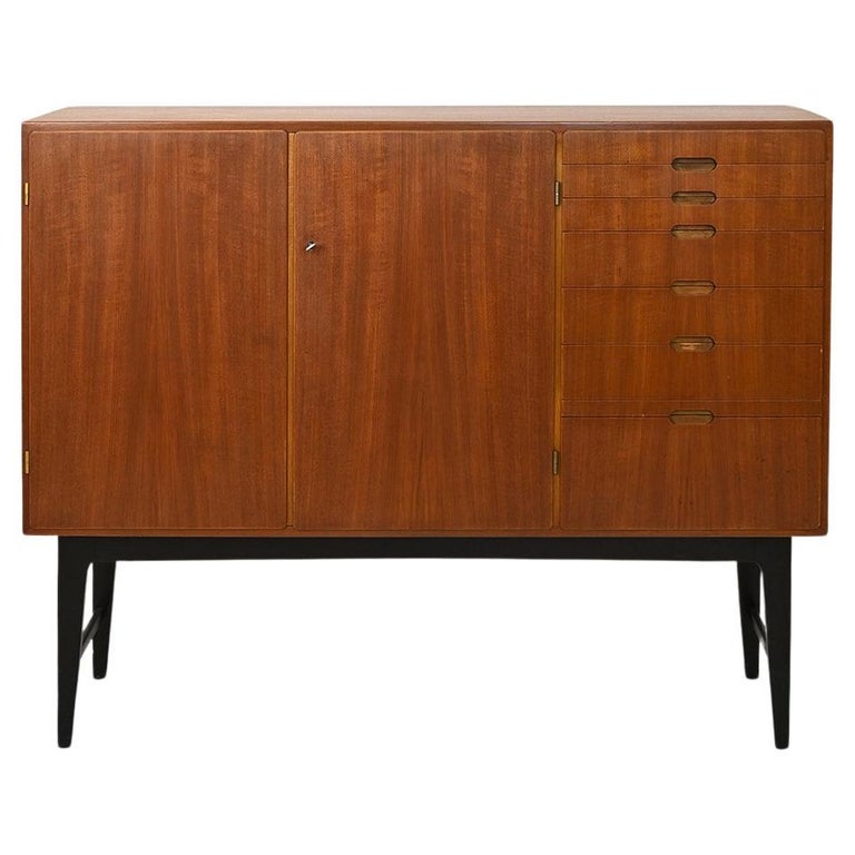 Vintage-Sideboard mit schwarzen Beinen im Angebot bei 1stDibs