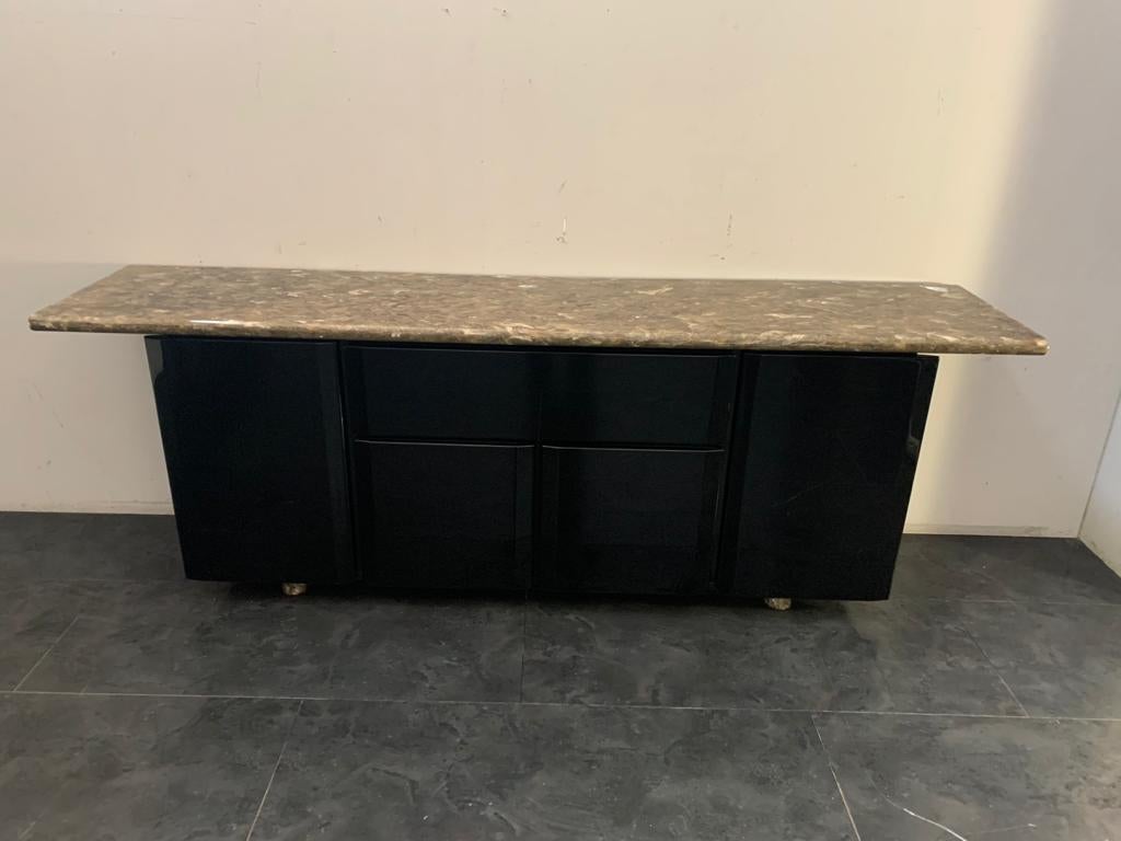 Sideboard 70's black glossy base and top in crystal quartz, side doors, 2 central reduced with upper compartment with flap. Giotto Stoppinò Acerbis production. Lacquered cabinet on the back for central positioning.