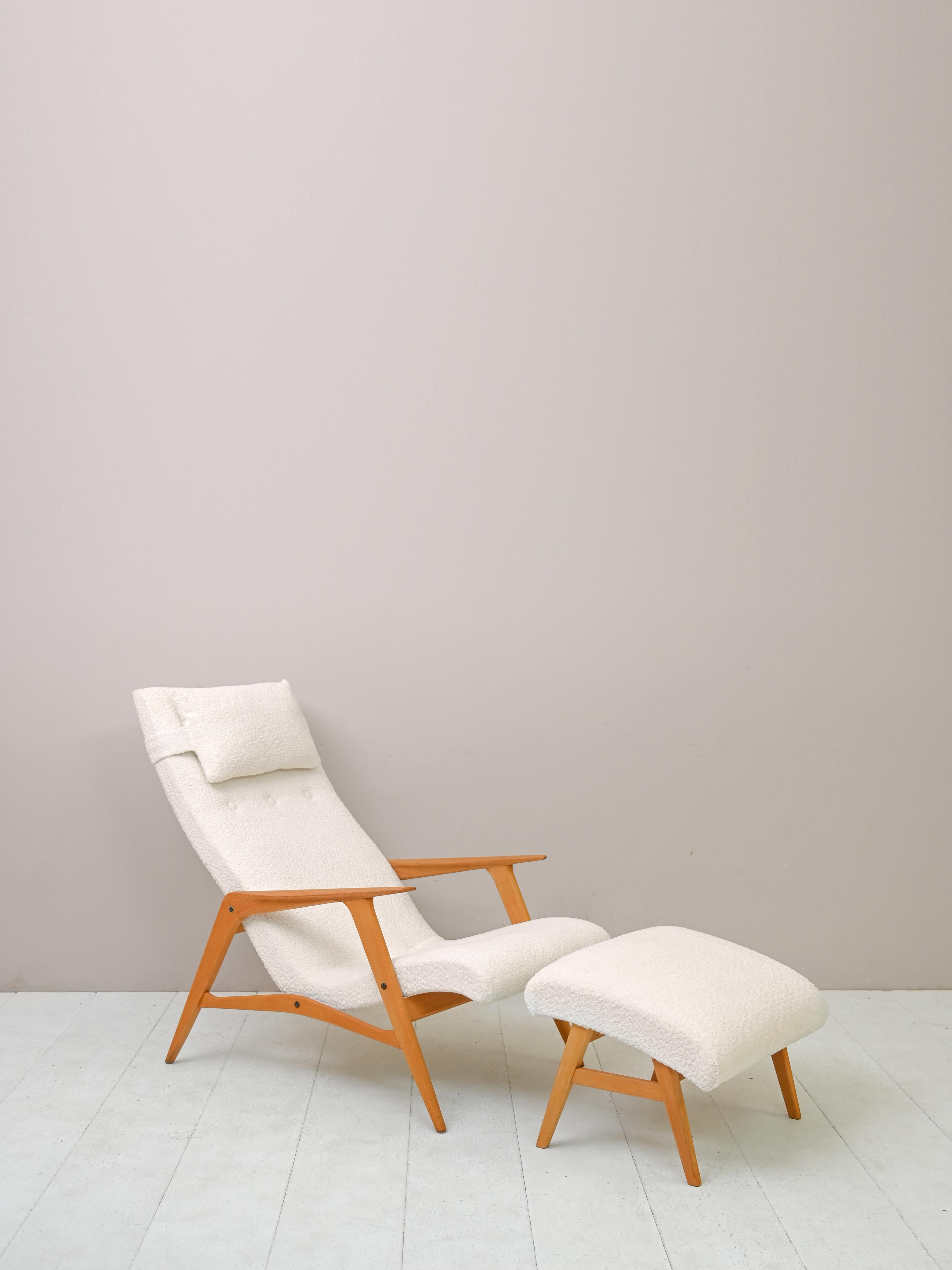 Original Scandinavian 1960s armchair with bouclé fabric.
A unique piece of furniture with timeless beauty, this seat also has its own stool
original. The frame is made of oak wood and the upholstered seat has been covered with boulcé