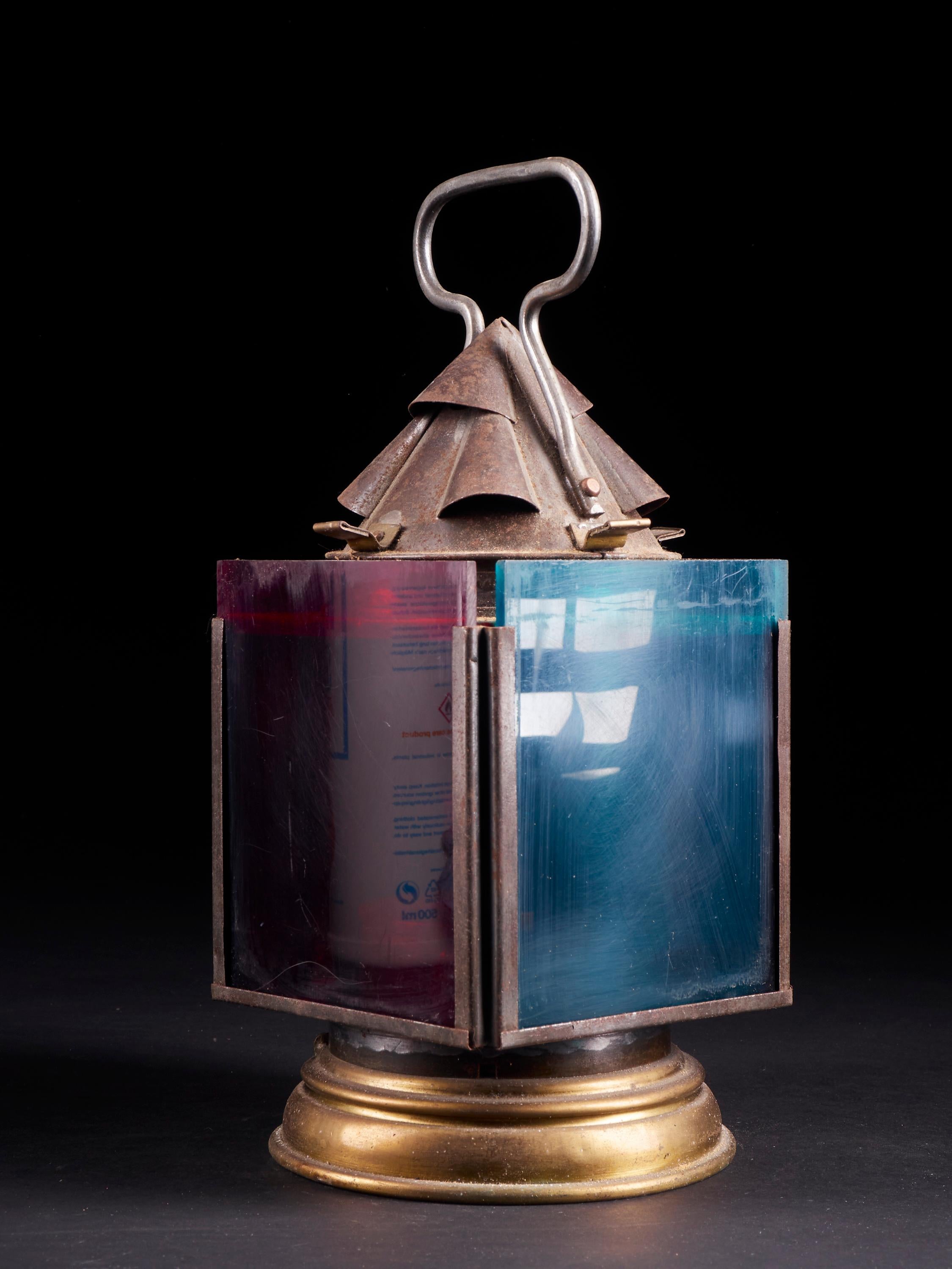 Vintage Signal Oil Lantern with 4 Colored Glass Panels In Good Condition In Leuven , BE