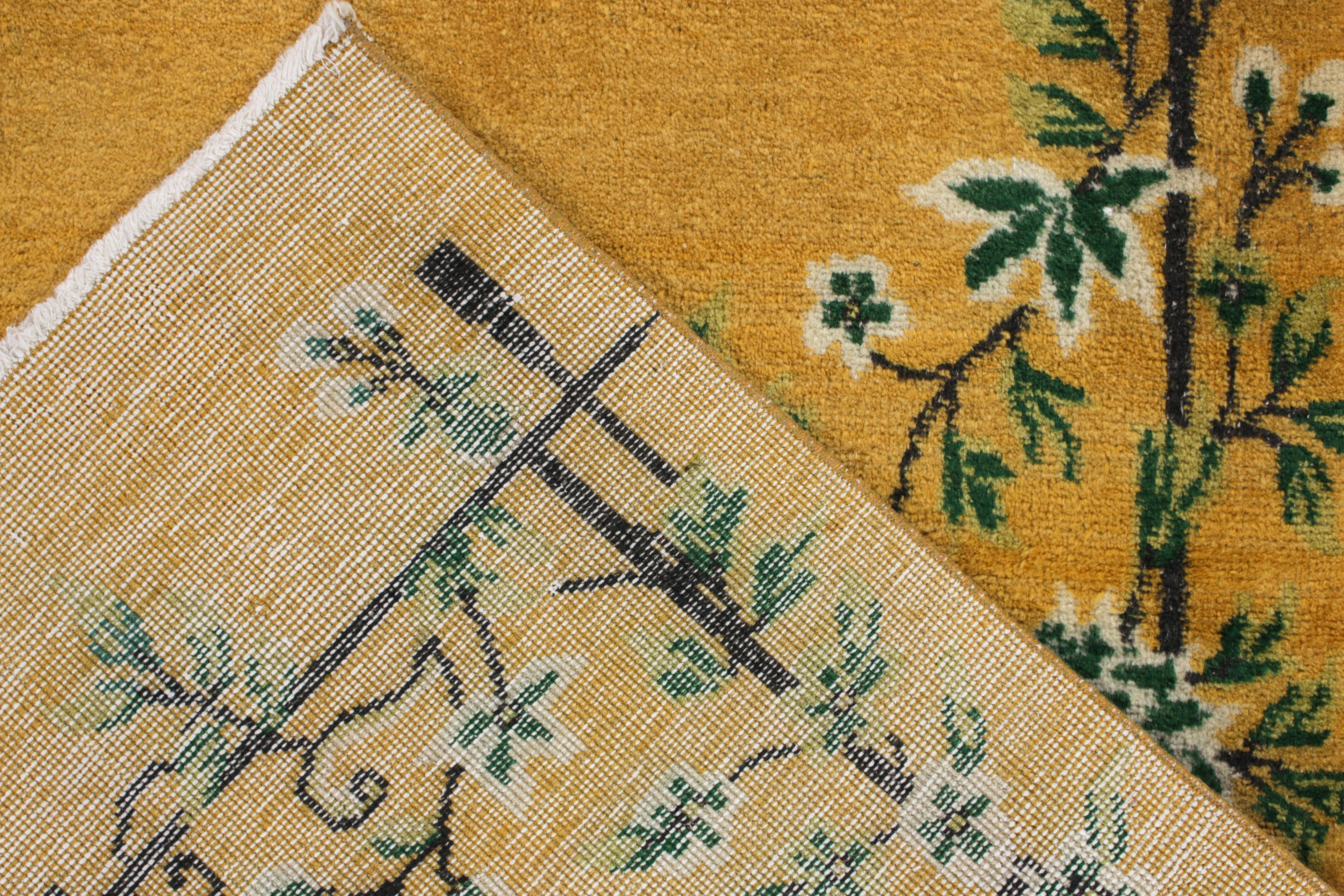 Vintage Signature Art Deco-Teppich in Gold mit grünen Blumenmuster von Rug & Kilim (Handgeknüpft) im Angebot