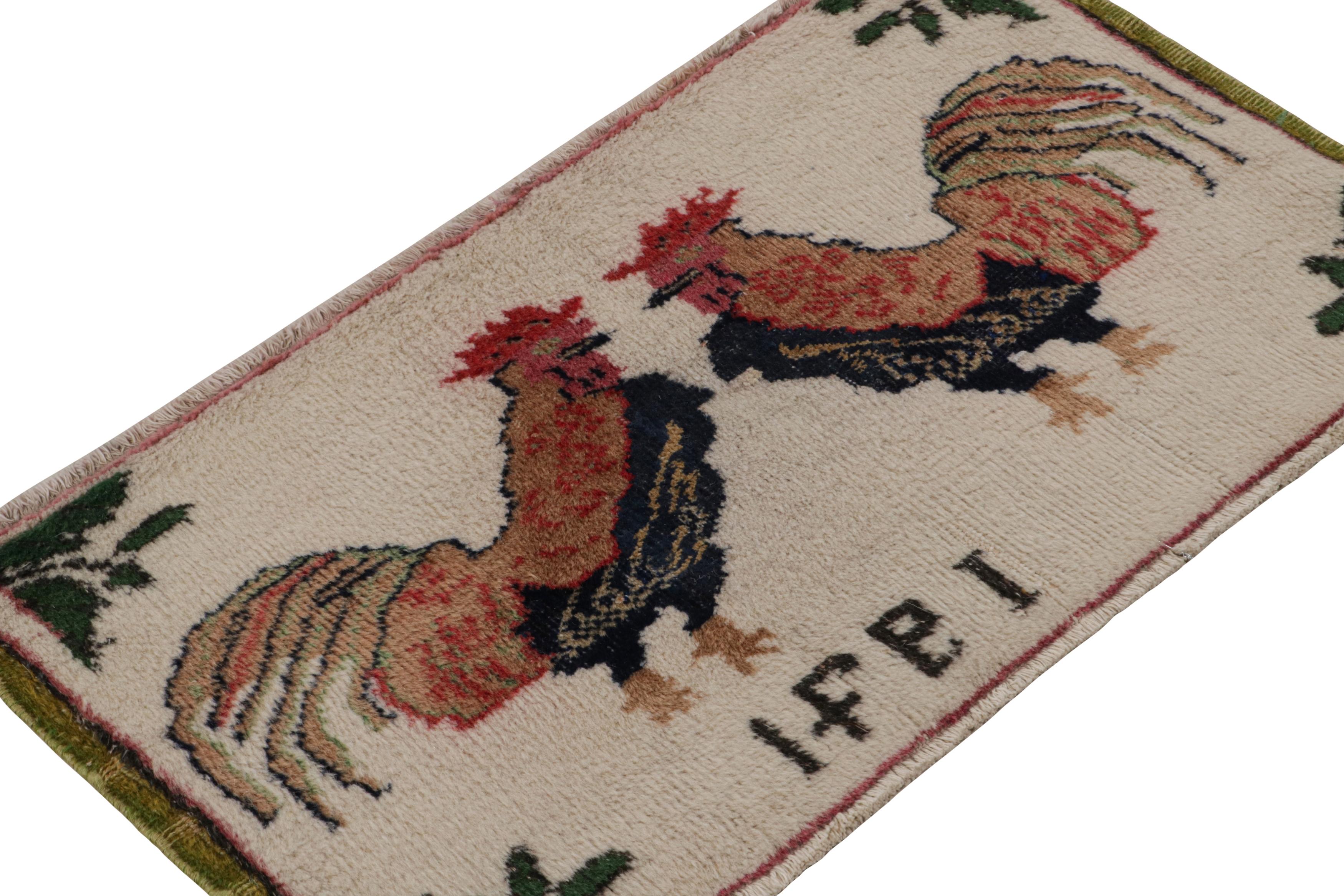 Dieser aus Wolle handgeknüpfte türkische 2x3-Vintage-Teppich hat ein seltenes Bildmotiv mit zwei Hähnen - eine aufregende neue Kuration von Rug & Kilim. Mit der Angabe einer gewebten Jahreszahl unten im Feld kann das Design den Arbeiten von Zeki