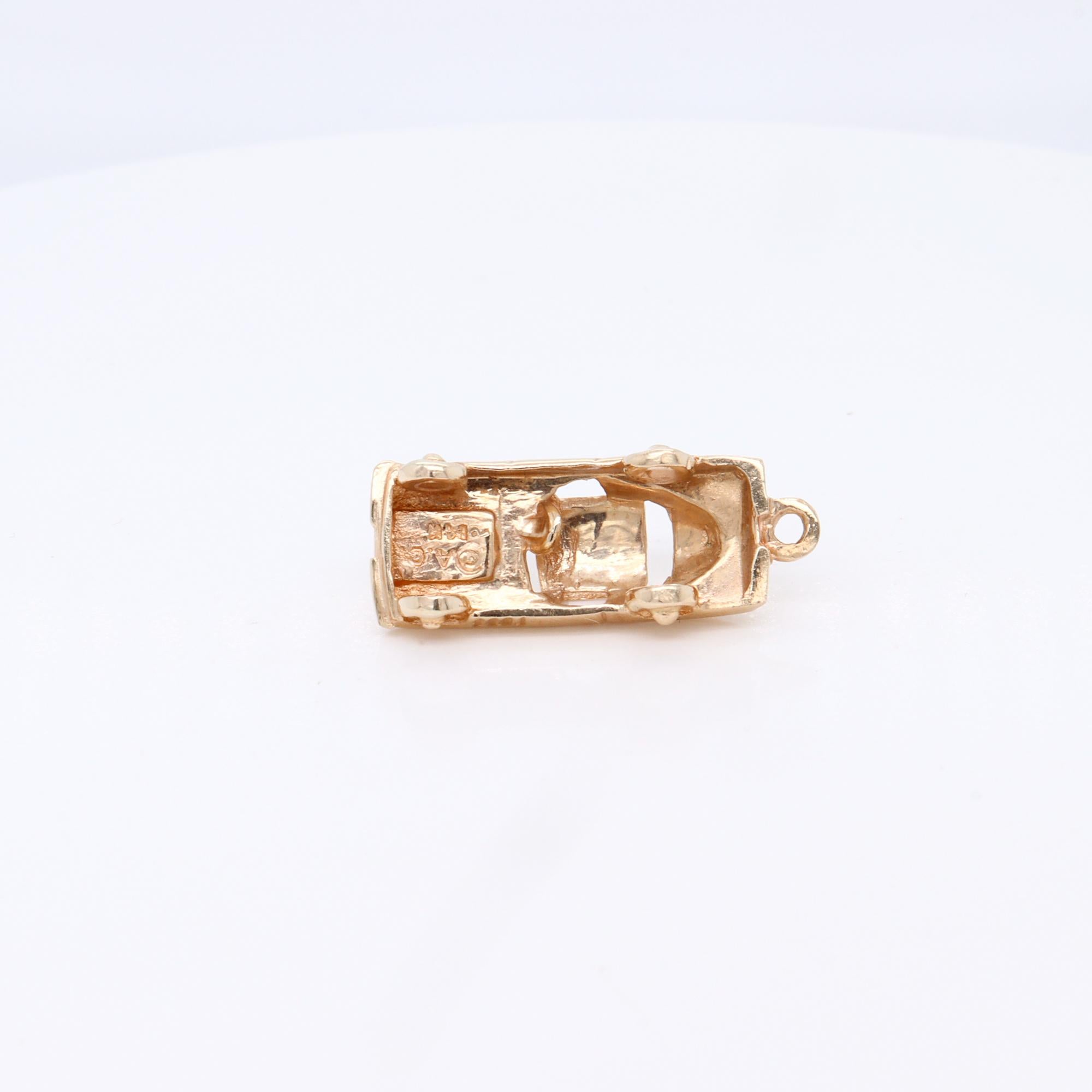 Charm d'epoca firmato in oro 14K raffigurante un'auto per un braccialetto in vendita 5
