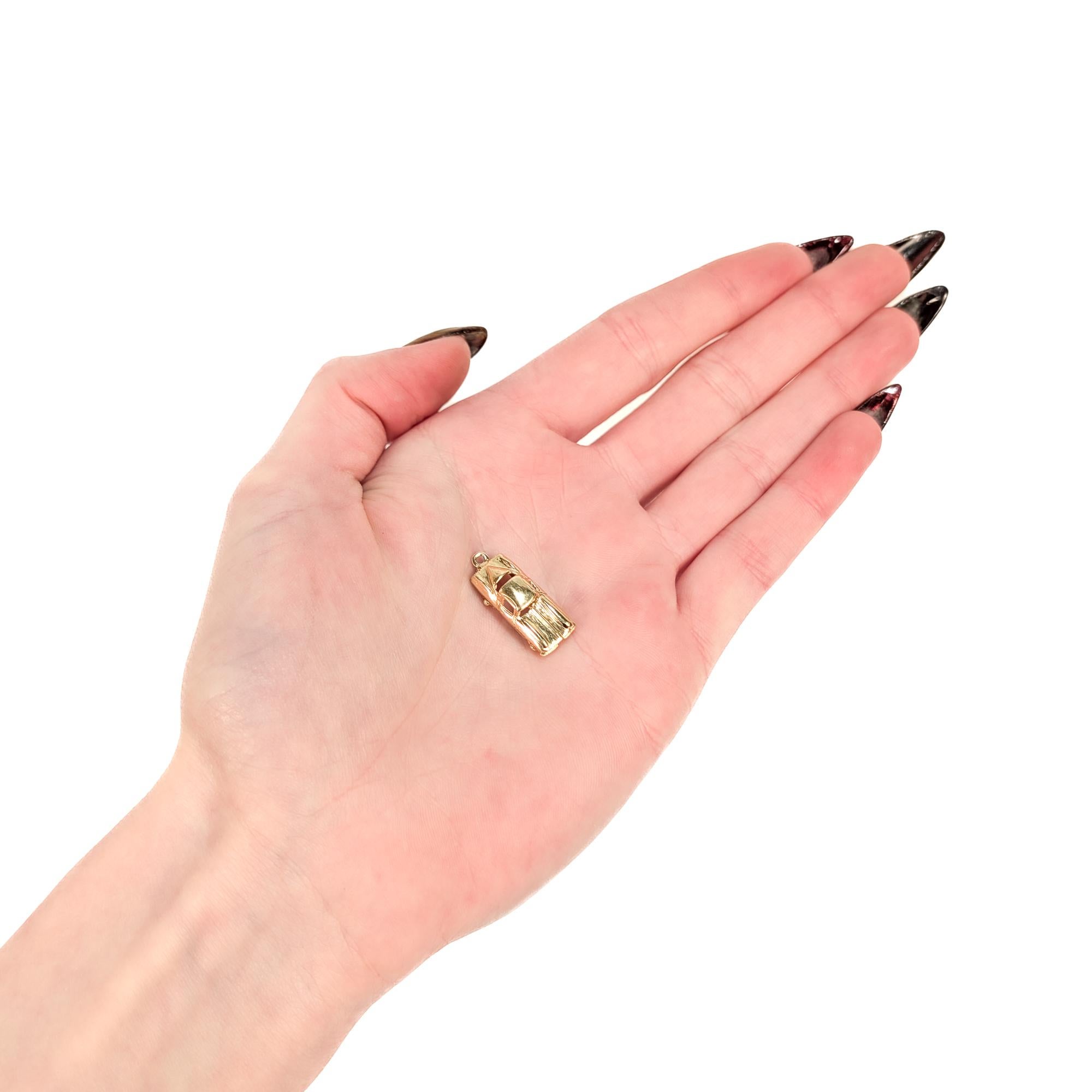 Un raffinato ciondolo d'oro figurato d'epoca.

In oro giallo 14 carati.

Di American Charm Co.

Sotto forma di auto o automobile.

Con una cauzione integrale per il bagagliaio.

Marcato in basso.

Un fascino semplicemente meraviglioso!

(La catena è