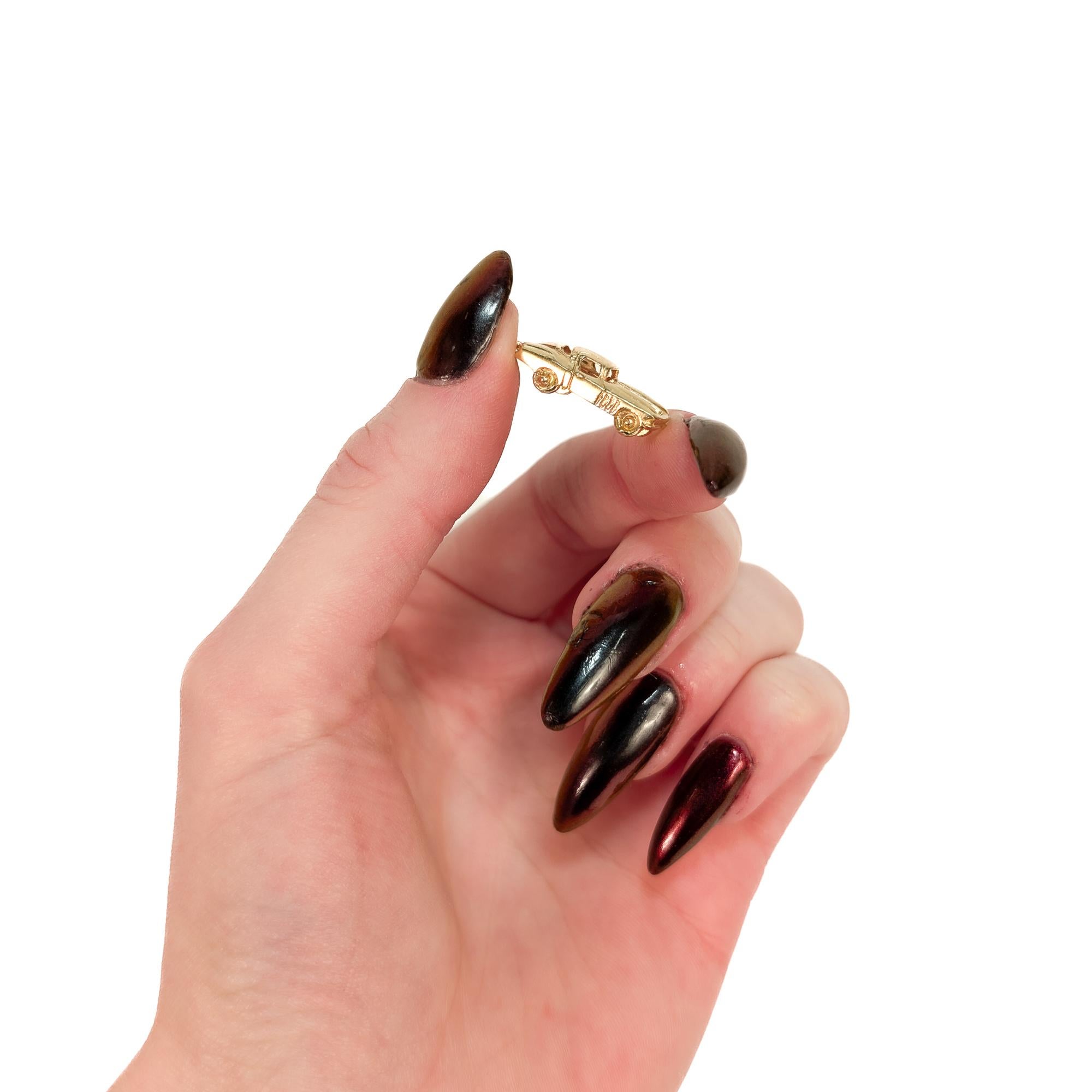 Rétro Charm d'epoca firmato in oro 14K raffigurante un'auto per un braccialetto in vendita