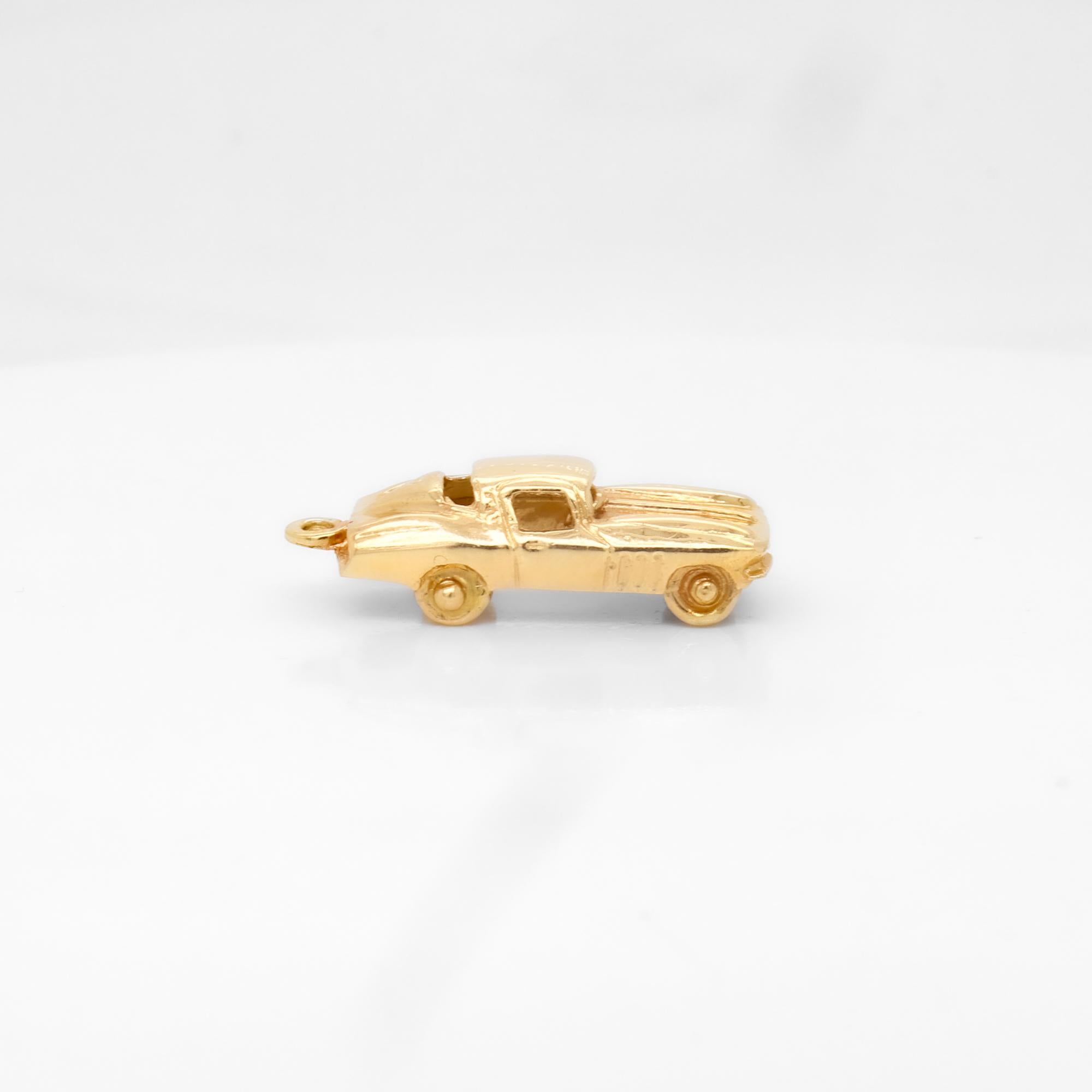 Charm d'epoca firmato in oro 14K raffigurante un'auto per un braccialetto in vendita 1