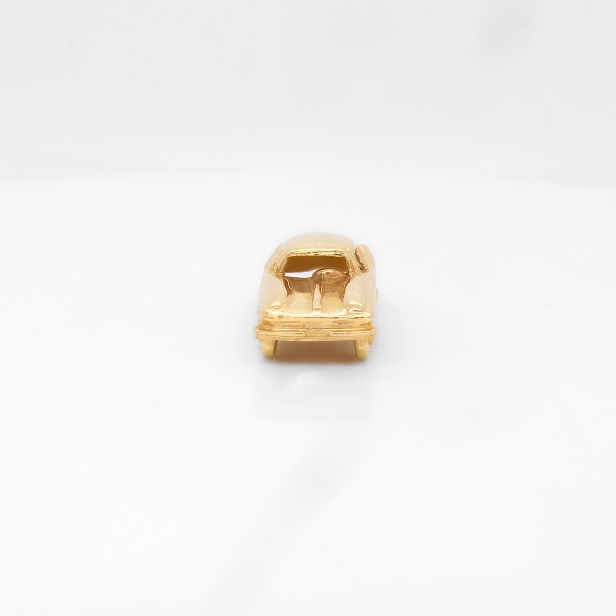 Charm d'epoca firmato in oro 14K raffigurante un'auto per un braccialetto in vendita 2