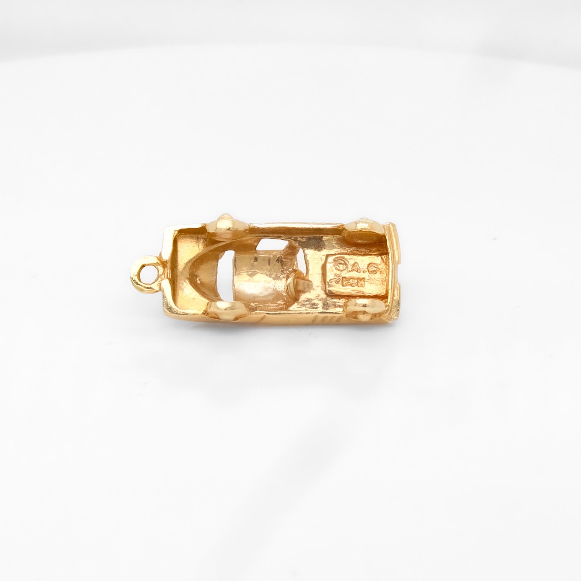 Charm d'epoca firmato in oro 14K raffigurante un'auto per un braccialetto in vendita 4
