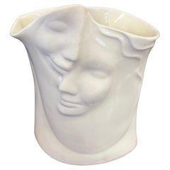 Signierte und datierte surrealistische Mid-Century-Vase-Skulptur aus weißer Keramik, Vintage.